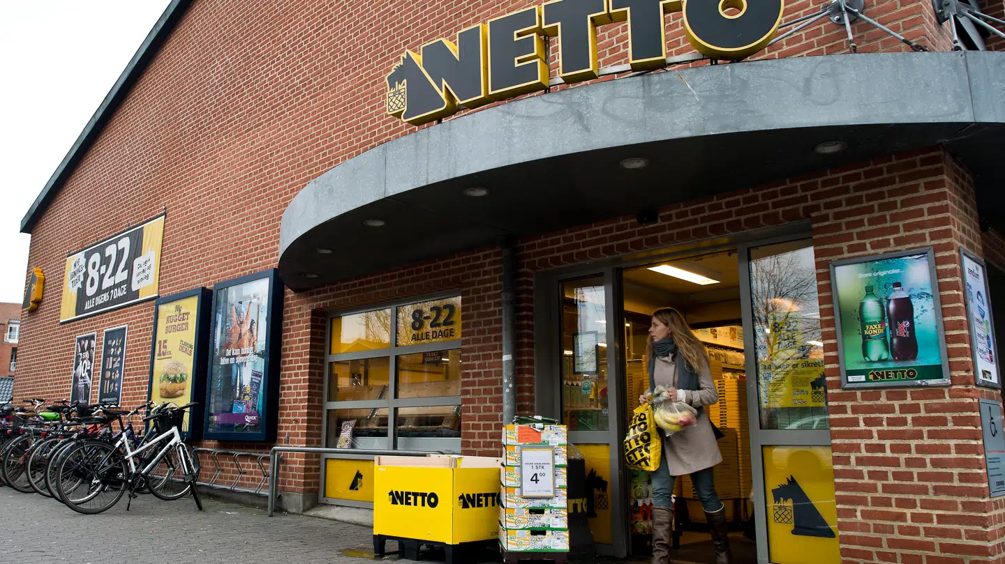 Netto er Danmarks største kæde, og de er ejet af Salling Group, som er markedsleder i Danmark. Nu kaster de sig hovedkuls ind i priskrig.