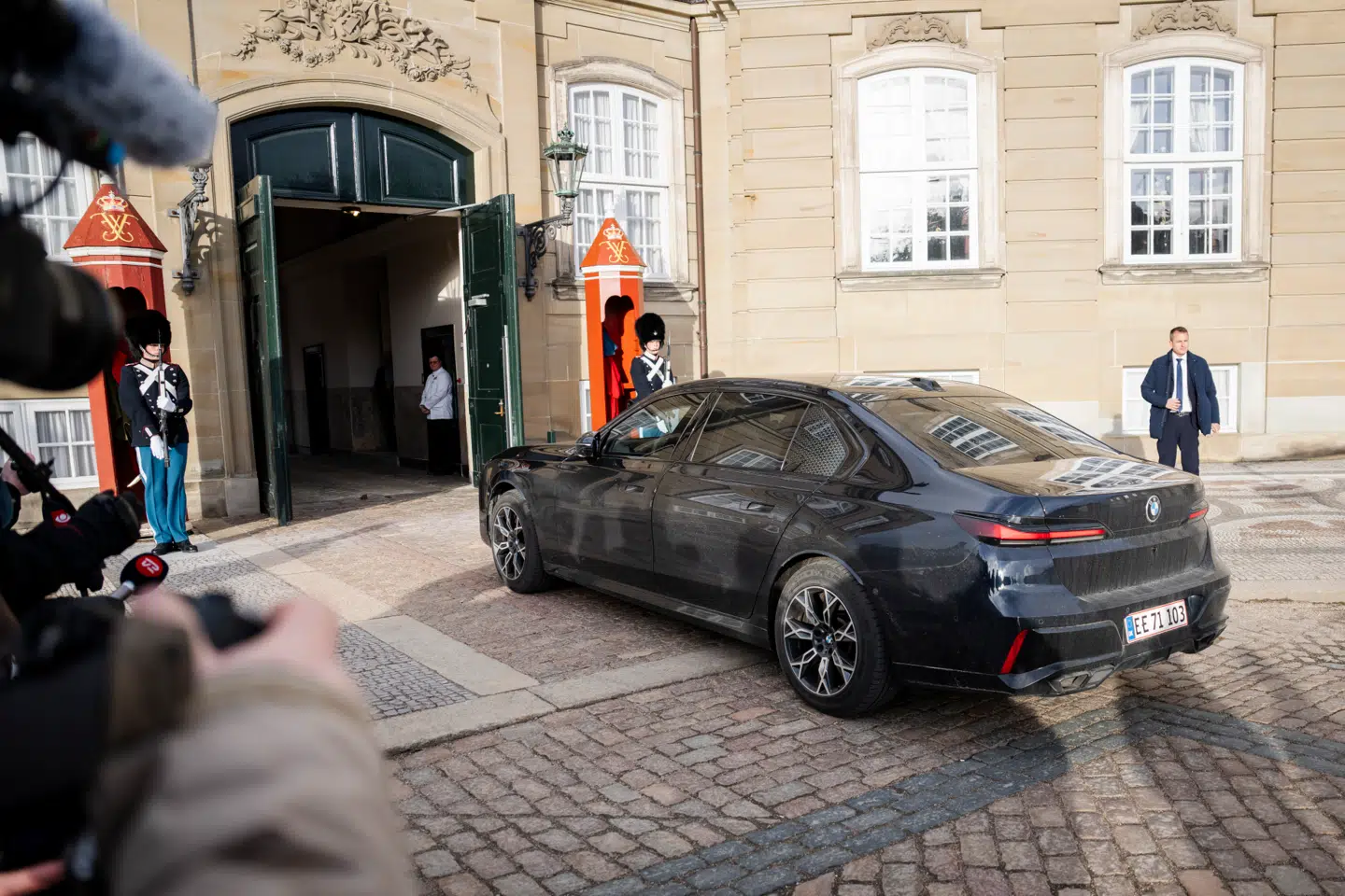 Fungerende statsminister Mette Frederiksen (S) var den første, der mødte op hos kong Frederik for at aflevere sit forslag til, hvem der skulle være forhandlingsleder.