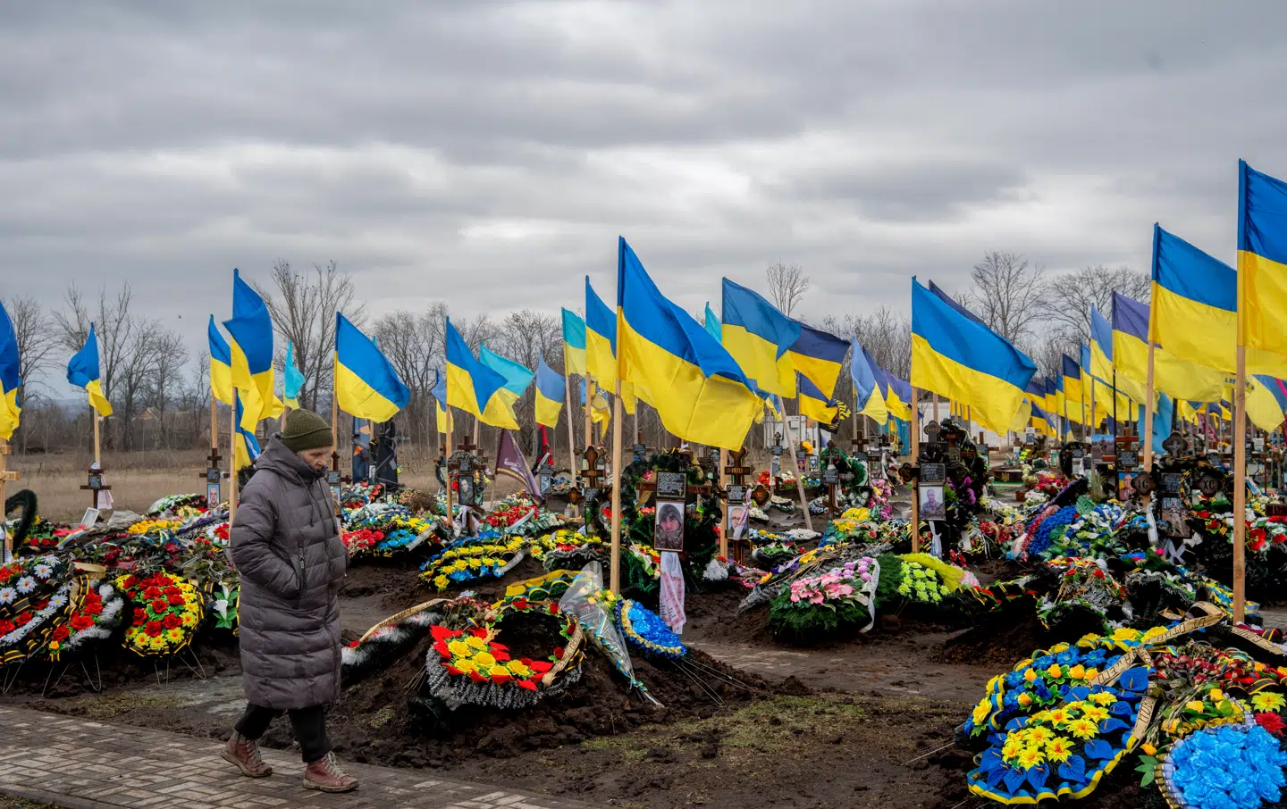 Europas – og dermed Danmarks – skæbne er på spil på de ukrainske slagmarker lige nu, skriver Amalie Lyhne i denne leder. Her ses faldne ukrainske soldaters grave på en militærkirkegård i Kramatorsk, 17. februar 2026.
