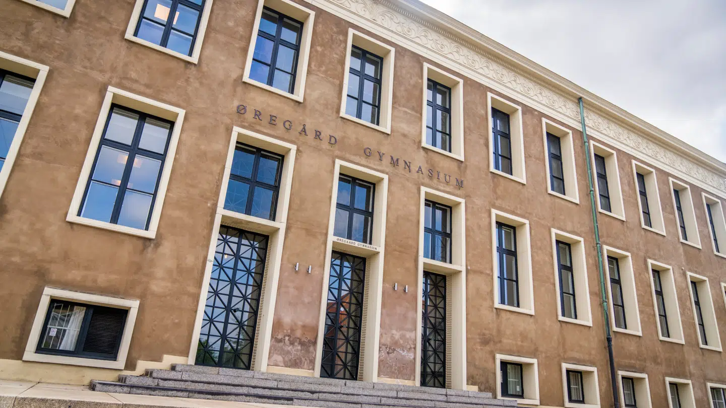 Øregård Gymnasium ligger i Hellerup nord for København.