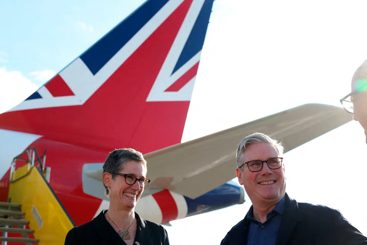 Storbritannien er dybt engageret i at fremme og sikre fred. Men fred kræver tillid mellem allierede, lyder det fra Joëlle Jenny, der er Storbritanniens ambassadør til Kongeriget Danmark. Her ses hun ved siden af premierminister Keir Starmer. Foto: Suzanne Plunkett/AFP/Ritzau Scanpix