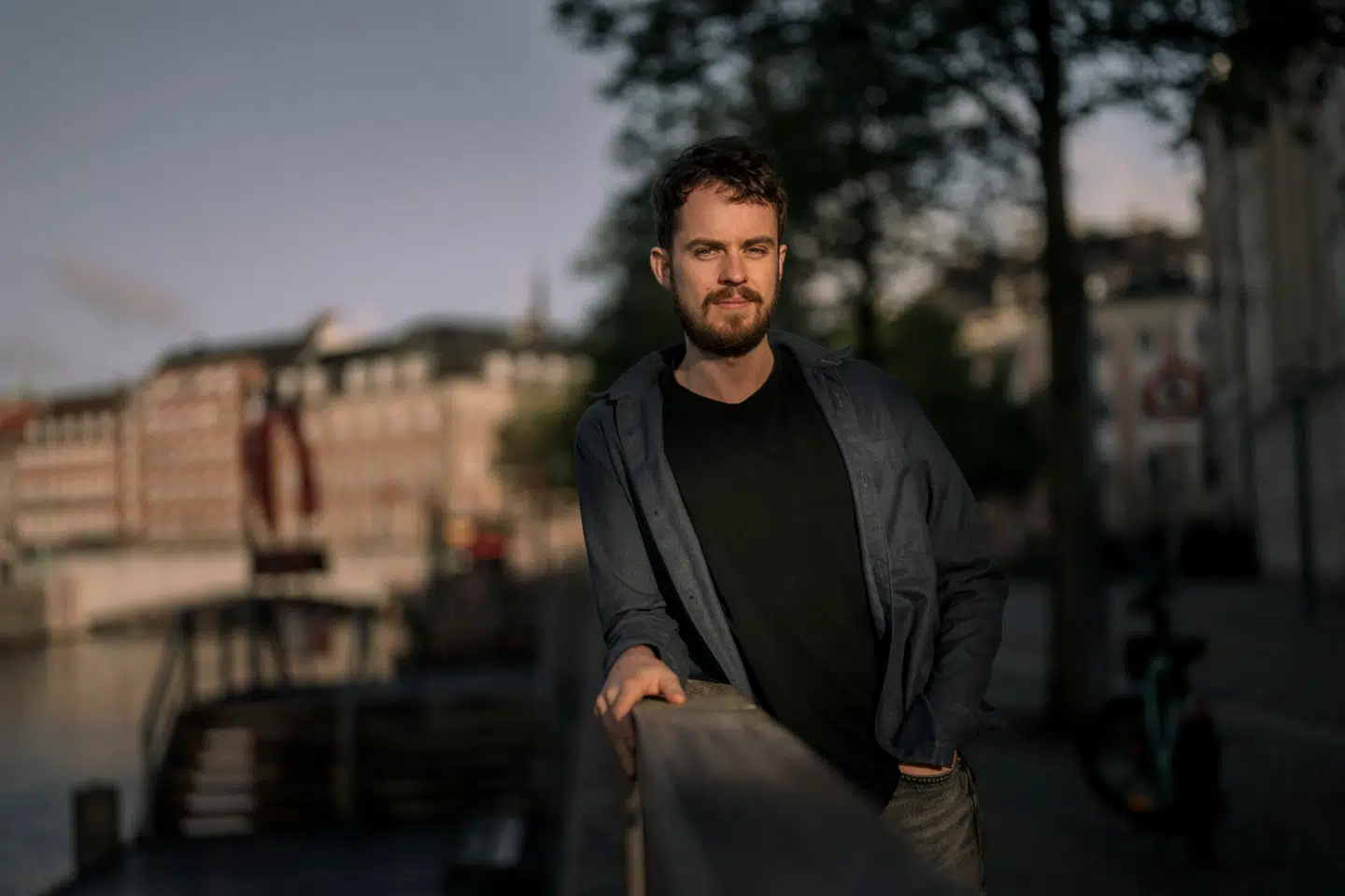 Nicklas Brendborgs bøger »Vanedyr« og »Gopler ældes baglæns« er eksempler på litteratur, der fylder mere og mere på hylderne i boghandlerne.