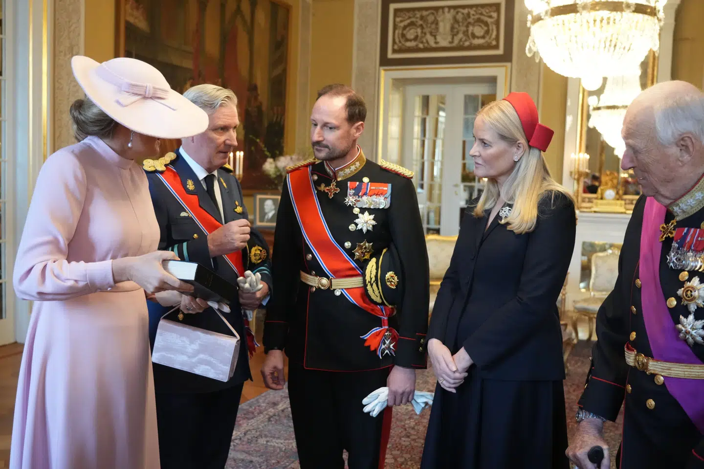 Norske Kong Harald, dronning Sonja, kronprins Haakon og kronprinsesse Mette-Marit sammen med kong Philippe og dronning Mathilde af Belgien foran gavebordet under kongeparrets officielle statsbesøg til Norge tirsdag. (Arkivfoto).