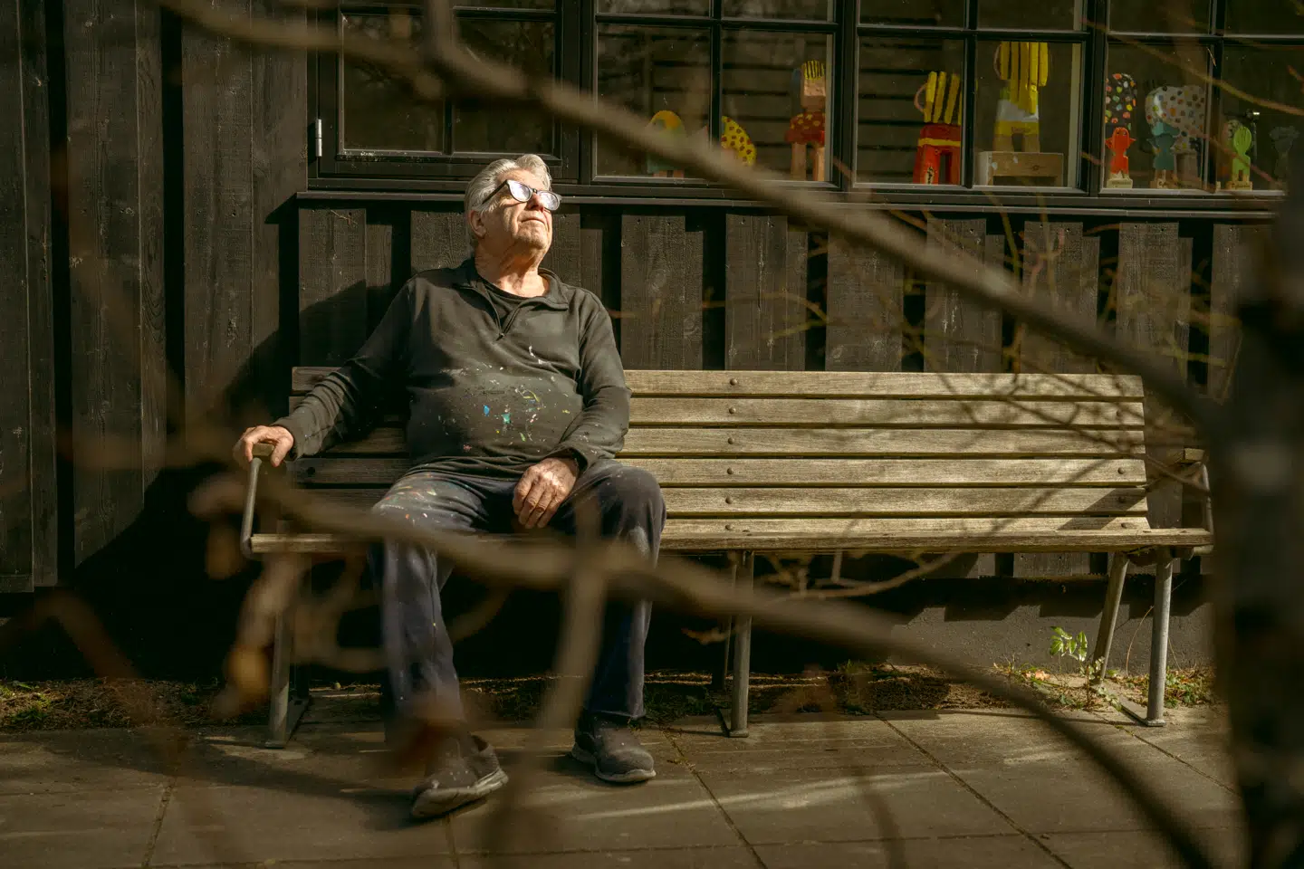 Efter mange år i branchen er Leif Sylvester nået til et punkt, hvor han lever og lever godt af sin kunst. Men han skejer ikke ud: »Jeg har en lille bil, går næsten altid i arbejdstøj, og jeg har problemer med mine ben, så jeg kan ikke rejse så meget.«