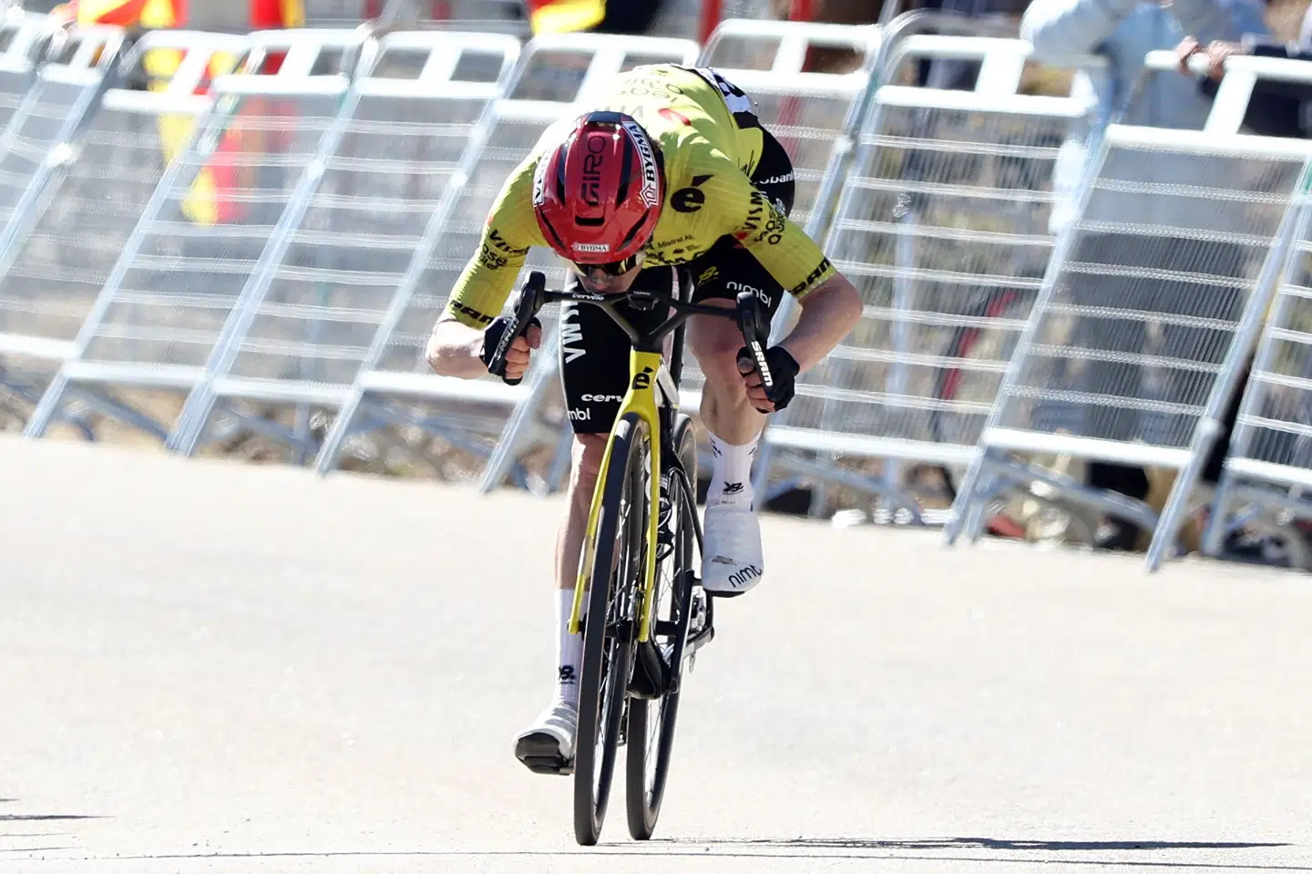 Jonas Vingegaard kysser billedet af familien på styret, da han kører over stregen som den første på 5. etape af Catalonien Rundt.