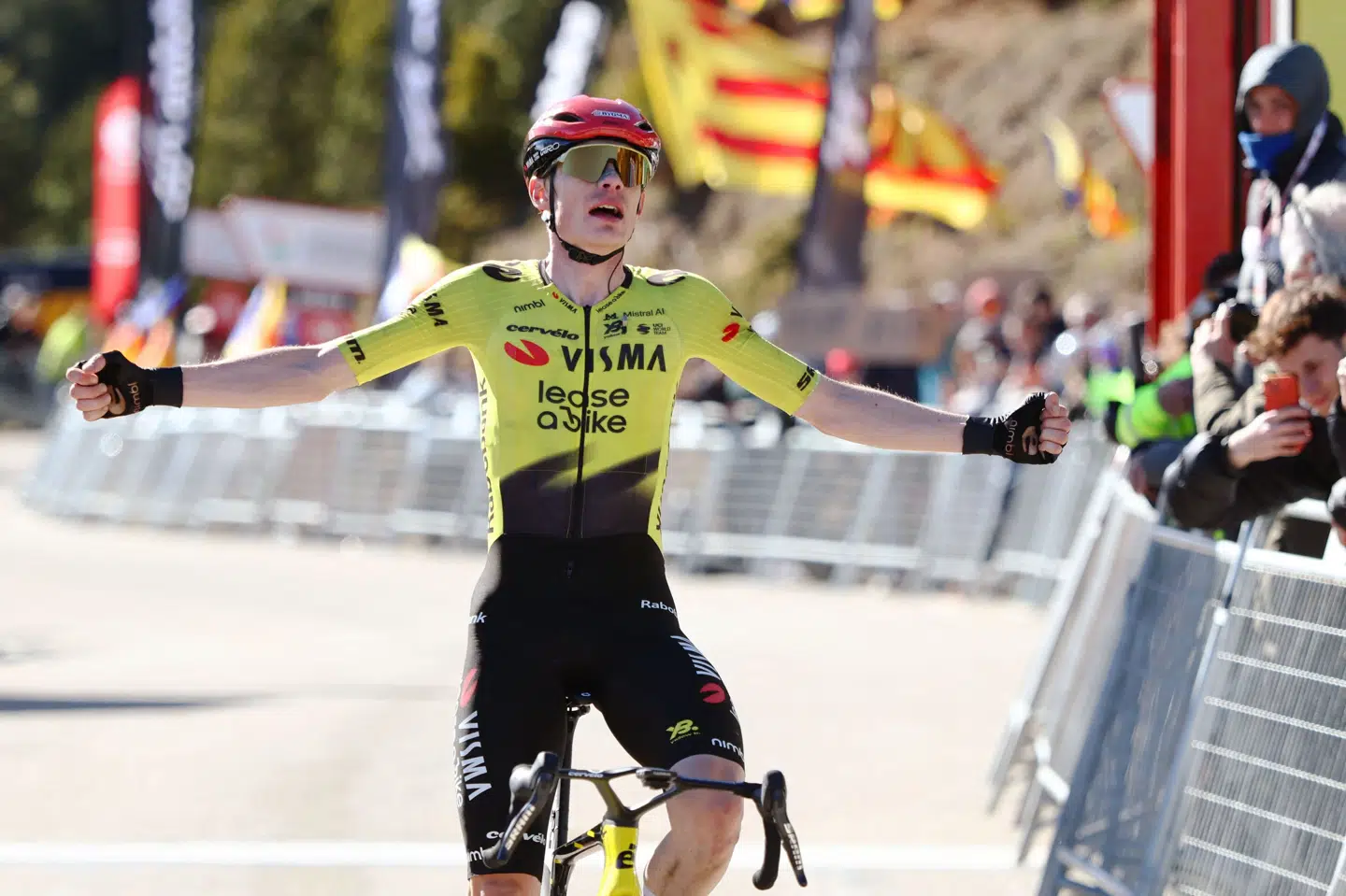 Jonas Vingegaard satte alle konkurrenter til vægs på fredagens etape i Catalonien Rundt.