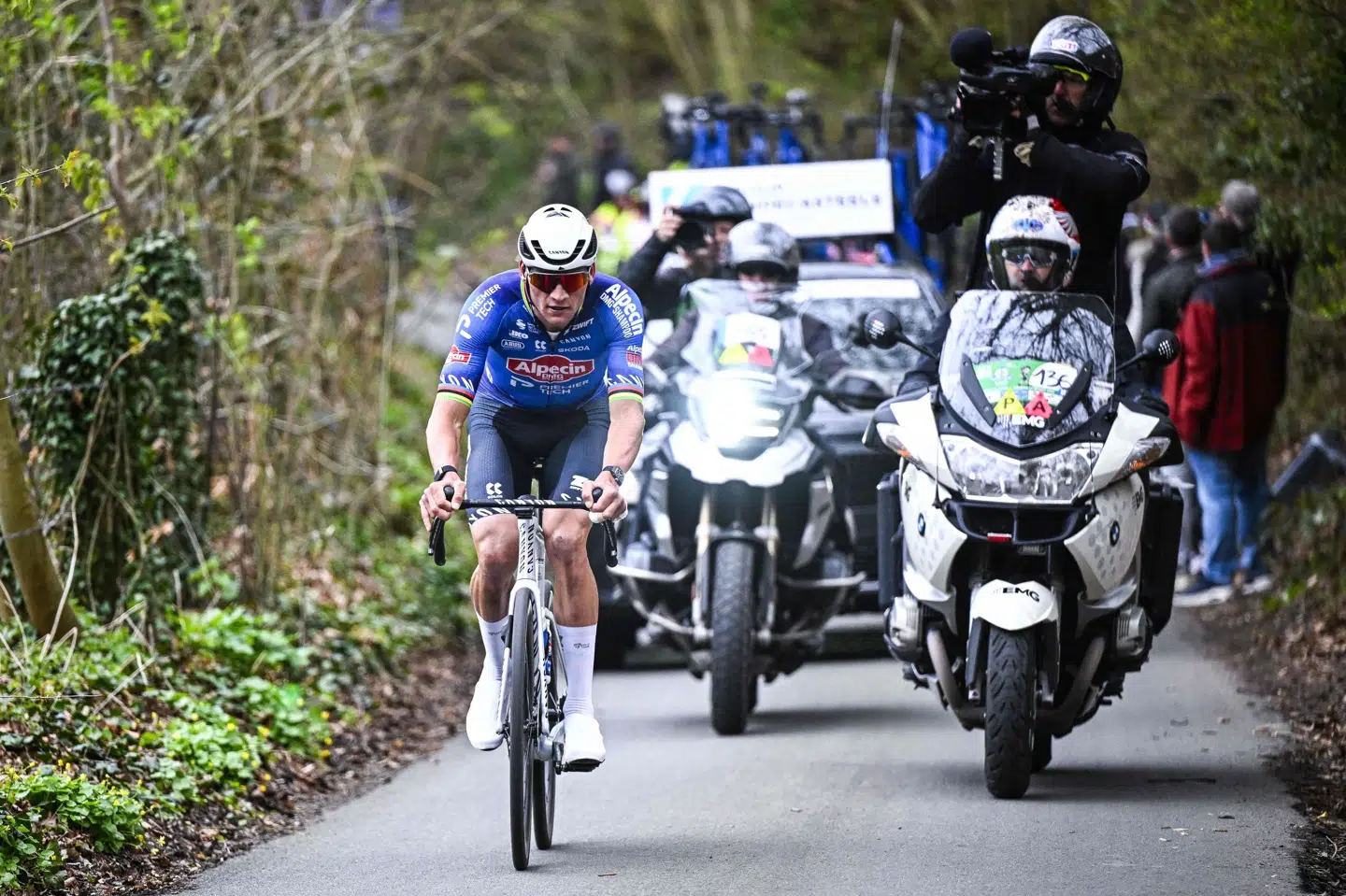 Mathieu van der Poel gik planken ud og tog sejren efter en nervepirrende afslutning i den belgiske semiklassiker E3 Saxo Classic.