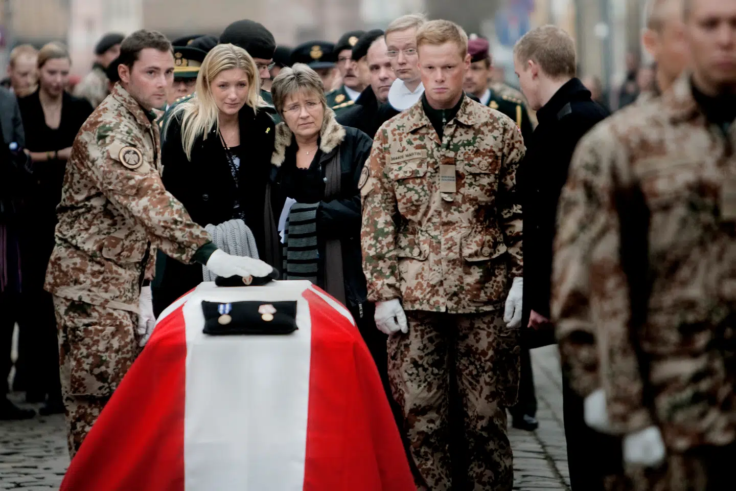 Begravelse af konstabel Kenneth Patrick Nielsen, 23 år, i Sct. Nicolai Kirke, Køge. Han døde i Afghanistan 25. november 2009 efter at være blevet ramt af en improviseret sprængladning. I baggrunden daværende forsvarsminister Søren Gade (V), der ikke har ønsket at lade sig interviewe til den uvildige Afghanistan-udredning. Udredningen er forsinket på 14. måned.