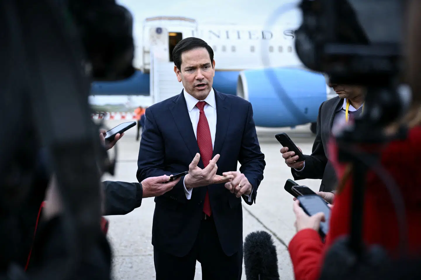 USA's udenrigsminister, Marco Rubio, taler til journalister efter et G7-møde i Frankrig.