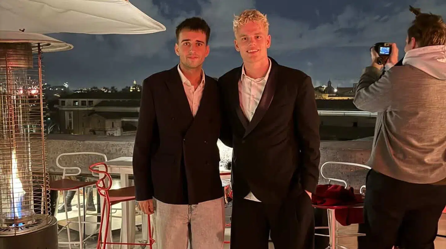 Emil besøger jævnligt Oliver i Rom, hvor han spiller fodbold.