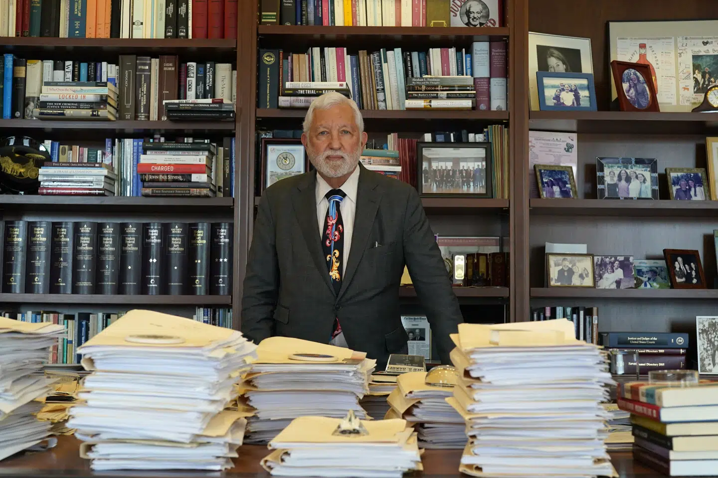 Dommer i New York Jed Rakoff ses på billedet fra 2023 i sit kontor. Han ventes torsdag at tage stilling til forlig, som Bank of America og kvinder bag anklager mod banken er nået til enighed om. (Arkivfoto).