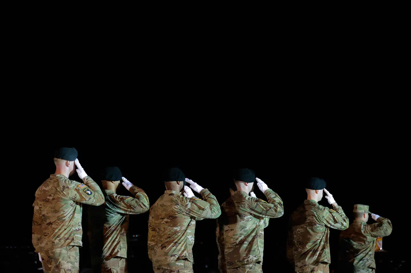 Amerikanské styrker ses den 9. marts i Delaware aflægge honnør for den dræbte soldat Benjamin N. Pennington, som mistede livet efter et iransk angreb på Prince Sultan Air Base i Saudi-Arabien. Fredag er en række soldater blevet såret på militærbasen, siger kilder. (Arkivfoto).