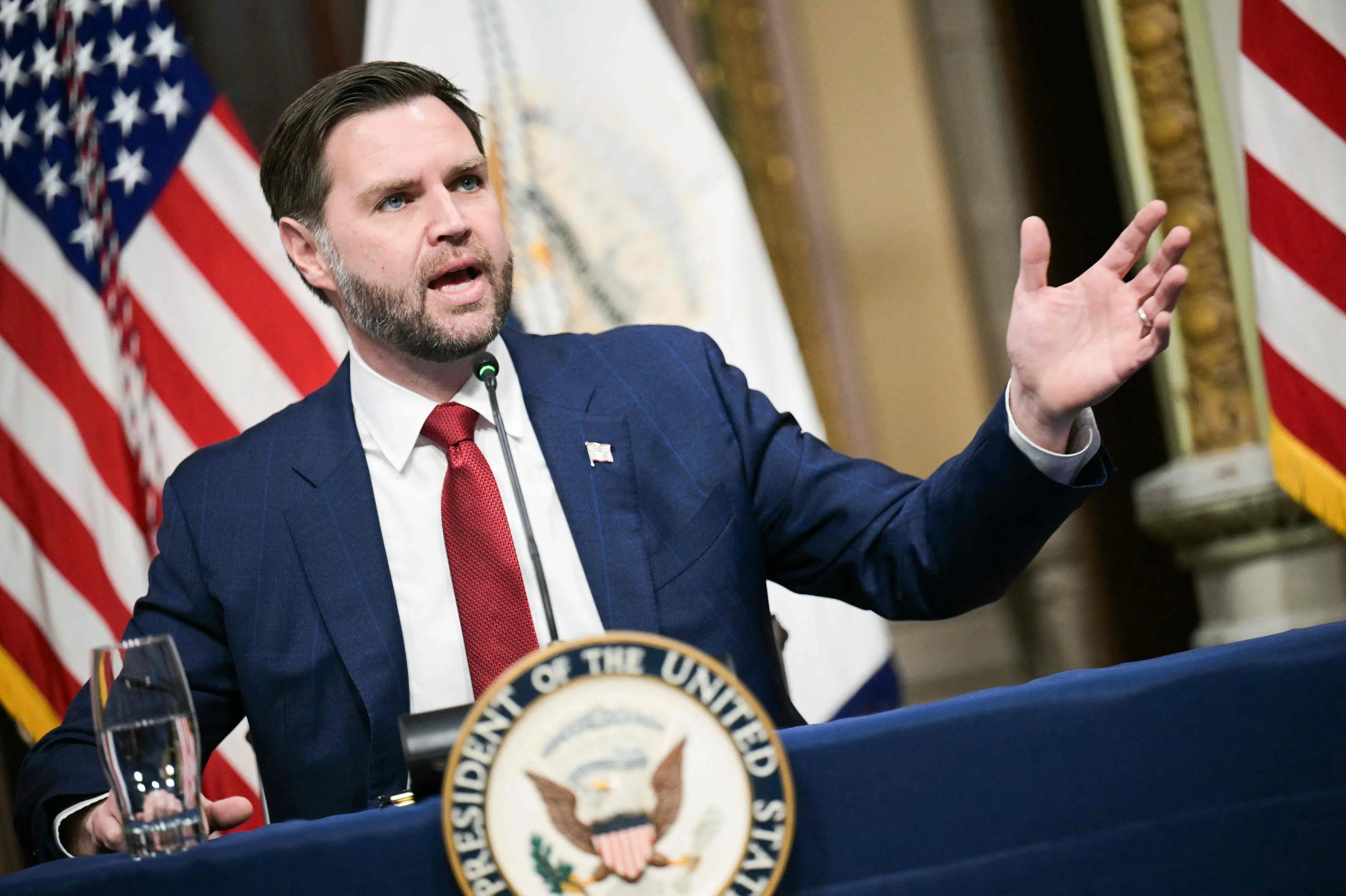 J.D. Vance vil til bunds i amerikanske UFO-dokumenter