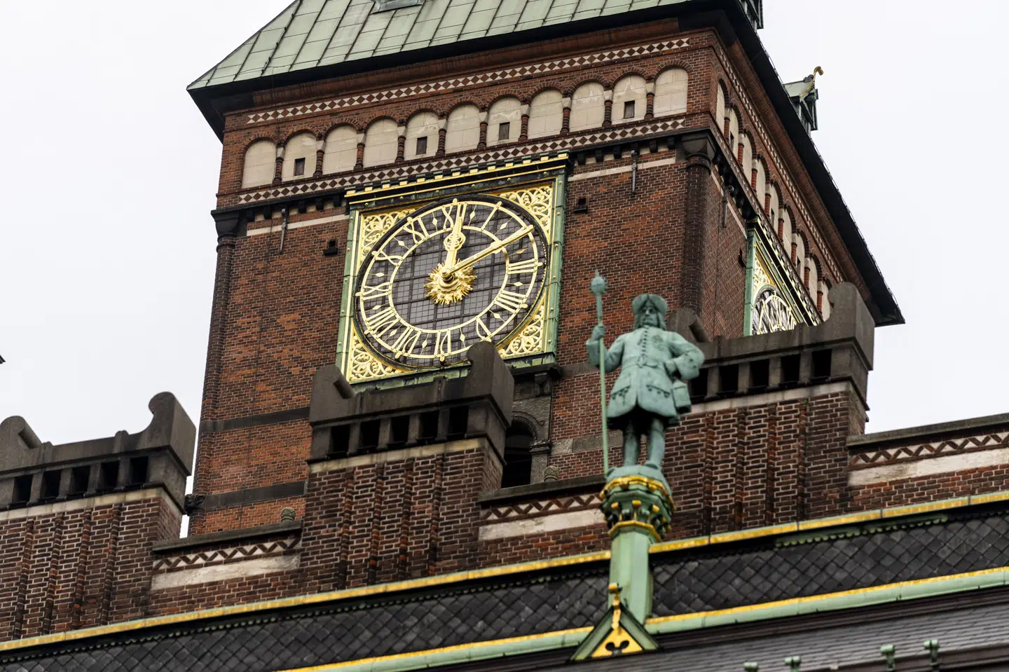 Rådhustårnet på Københavns Rådhus i København fotograferet juli 2025. Natten til søndag stilles urene frem med en time. (Arkivfoto).