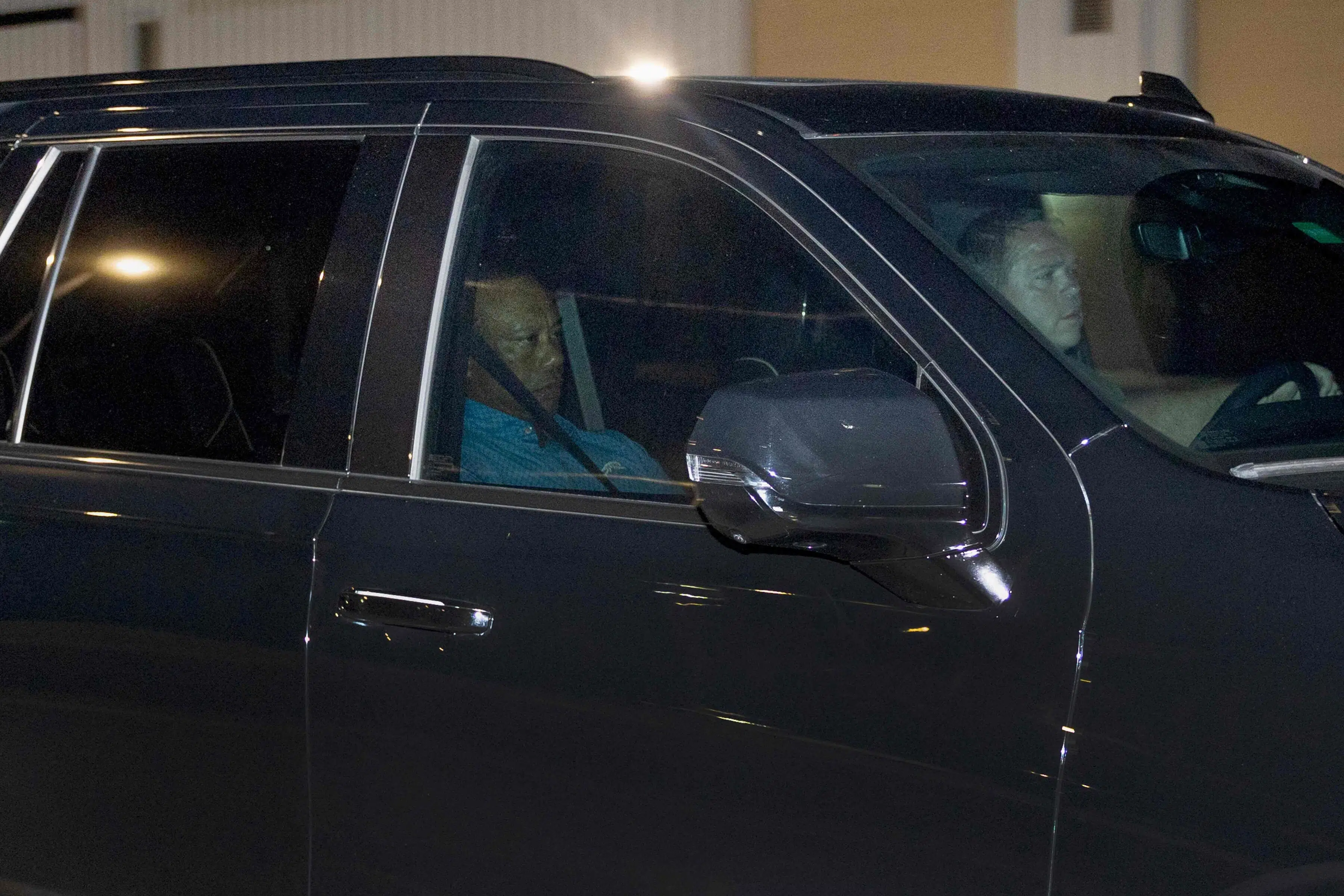 Uskadt Tiger Woods løsladt mod kaution efter ulykke