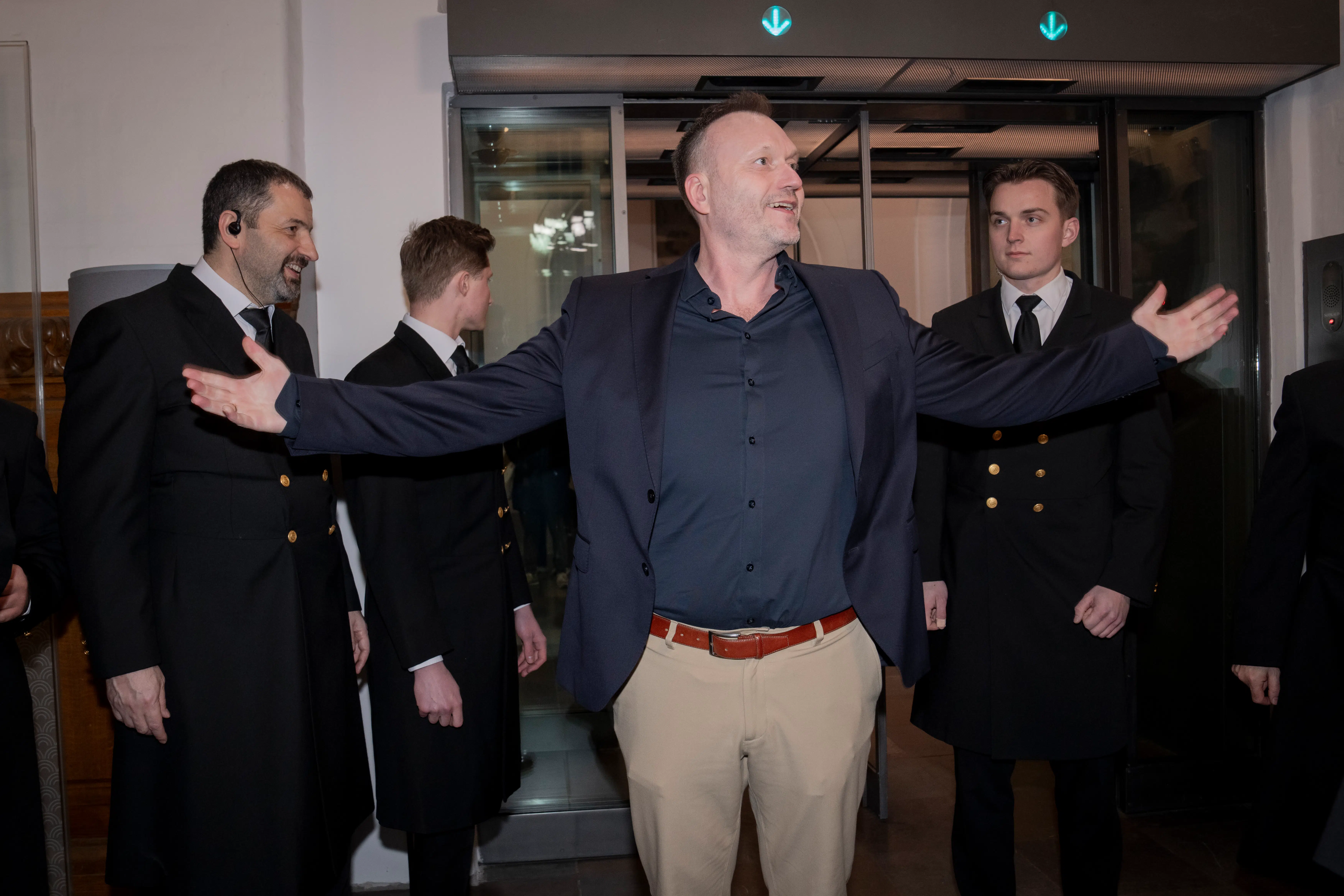 På valgaftenen stod Lars Boje som en sejrende jesusfigur. 44 timer efter ramte første møgsag hans parti