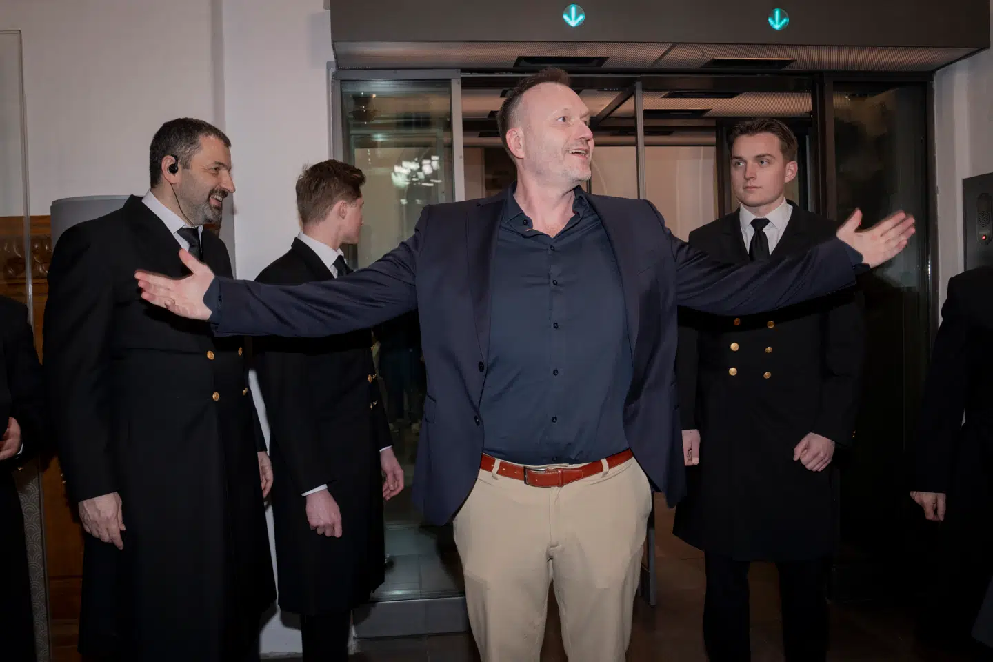 Lars Boje Mathiesens parti – Borgernes Parti – er kommet i Folketinget, og Lars Boje Mathiesen er netop trådt ind på Christiansborg, hvor han lader sig tiljuble.