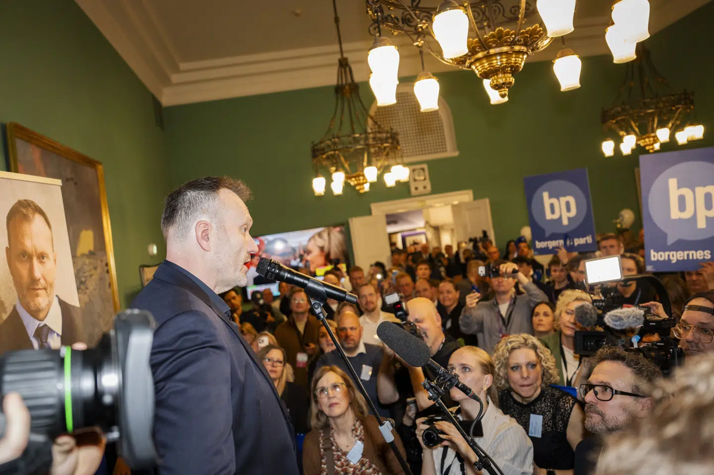 Feststemningen er måske dalet en anelse siden tirsdag aften og natten til onsdag hos Borgernes Parti. Sagen om et nyvalgt folketingsmedlem, som allerede har søgt orlov, fylder en del i medierne.