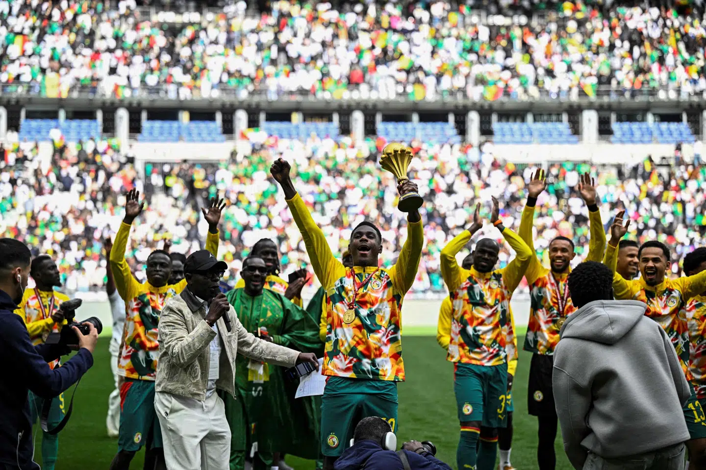 Senegals spillere jubler med AFCON-trofæet, selv om det er blevet frataget, før en venskabskamp mod Peru på Stade de France i Paris.