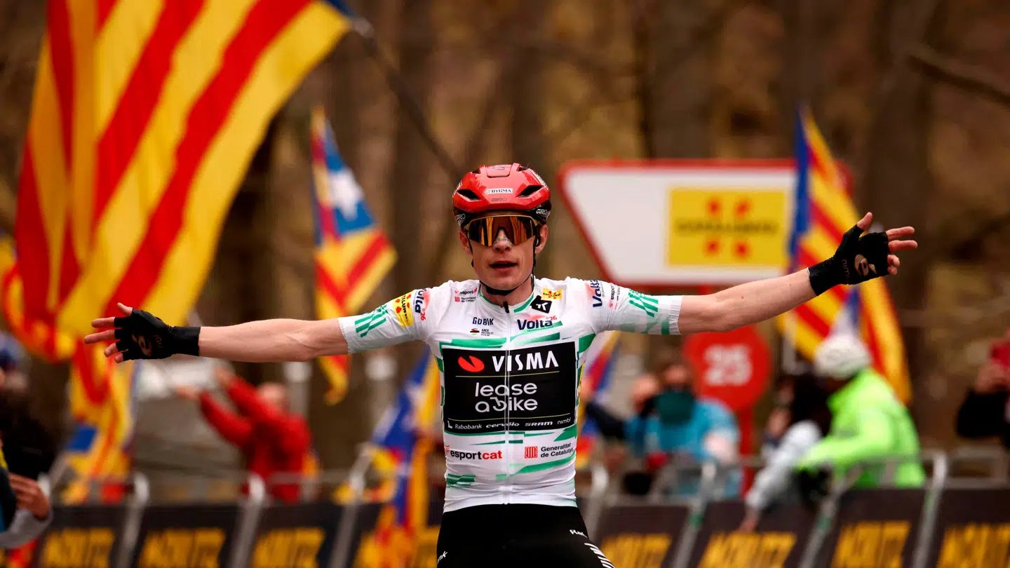 Team Visma-Lease a bike-rytteren, der krydser målstregen i førertrøjen i Catalonien Rundt.