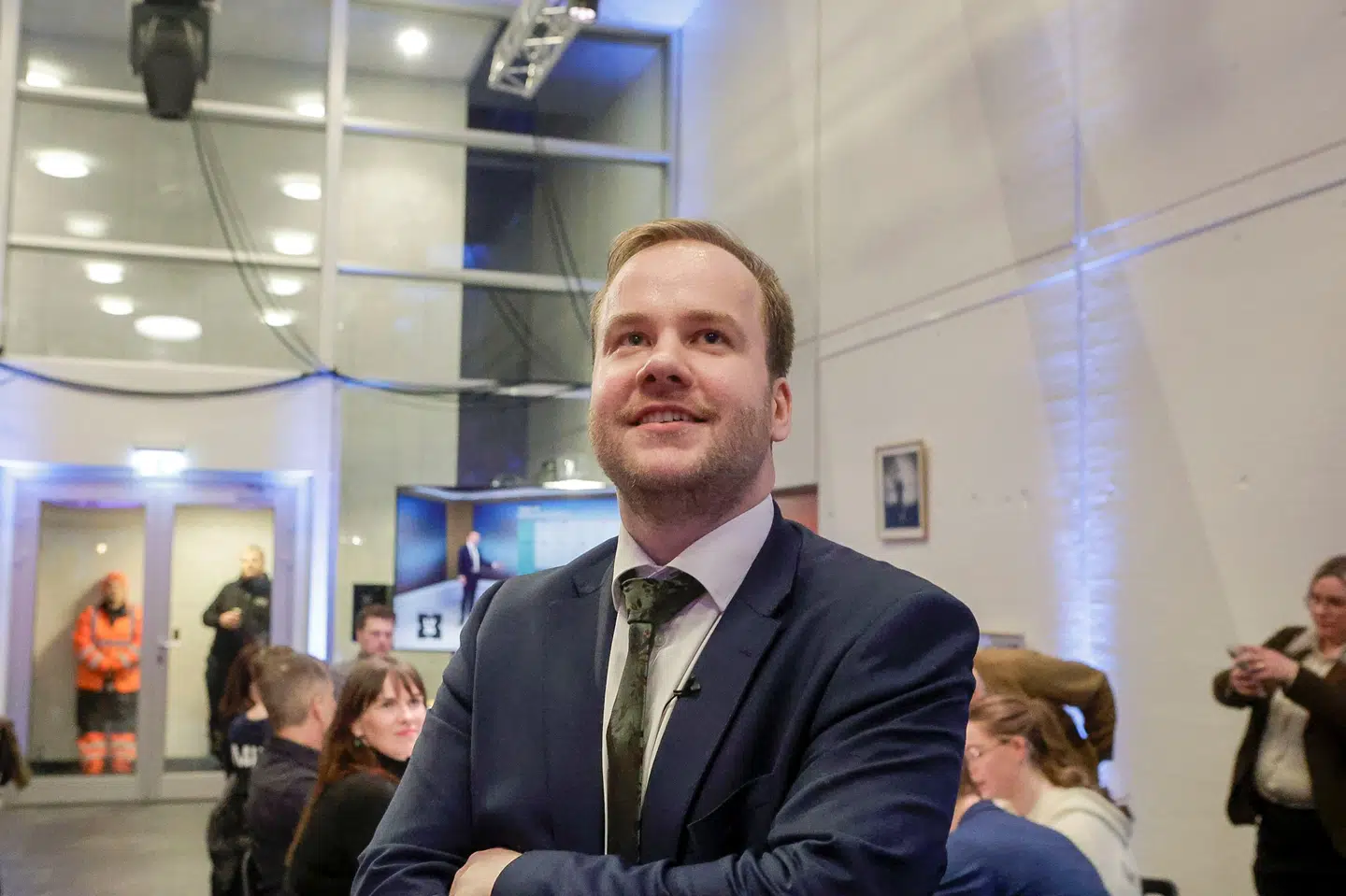 Formanden for det konservative parti Fólkaflokkurin, Beinir Johannesen, så glad til, mens hans parti sikrede sig ni mandater ved valget til det færøske parlament torsdag. (Arkivfoto).