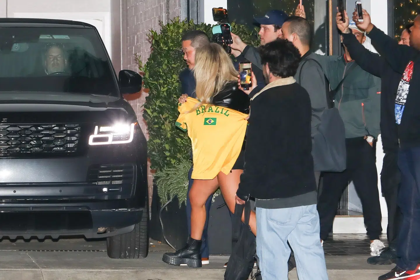 Influenceren Liziane Gutierrez ville angiveligt blot forære en en brasiliansk landsholdtrøje til enten Taylor Swift eller Justin Bieber i forbindelse med et brasiliansk tv-show.