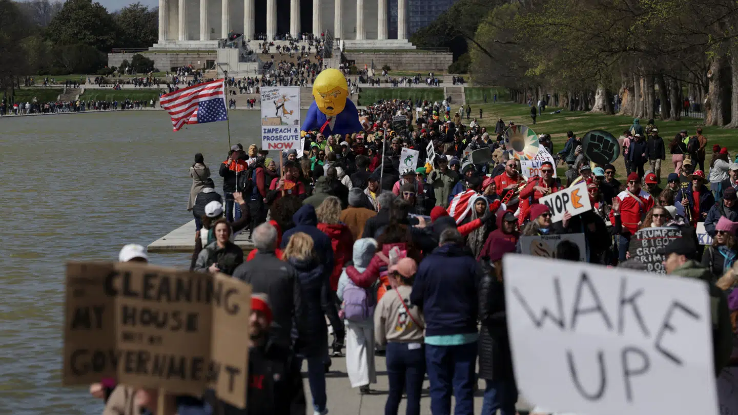 Demonstranter holder en ballon, der forestiller USA's præsident.