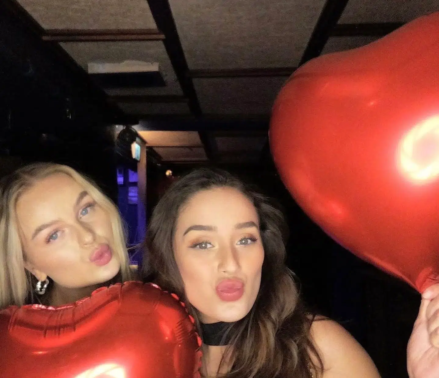 Her ses Helena Artmann Andresen (tv.) og Cecilie Liv Hansen (th.) sammen under en bytur. Helena Artmann Andresen har delt billedet på sin Instagram-profil.