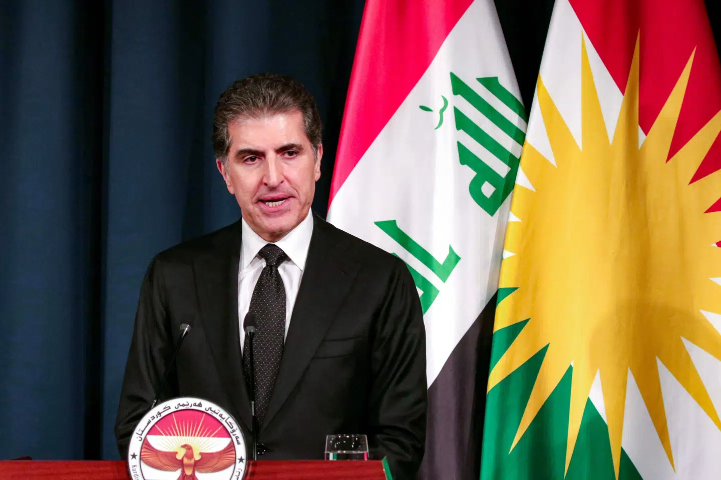 Nechirvan Barzani ses på billedet fra februar til et pressemøde i irakiske Arbil. USA's udenrigsministerium siger lørdag, at angreb mod hans bolig er et direkte angreb på Iraks suverænitet. (Arkivfoto).