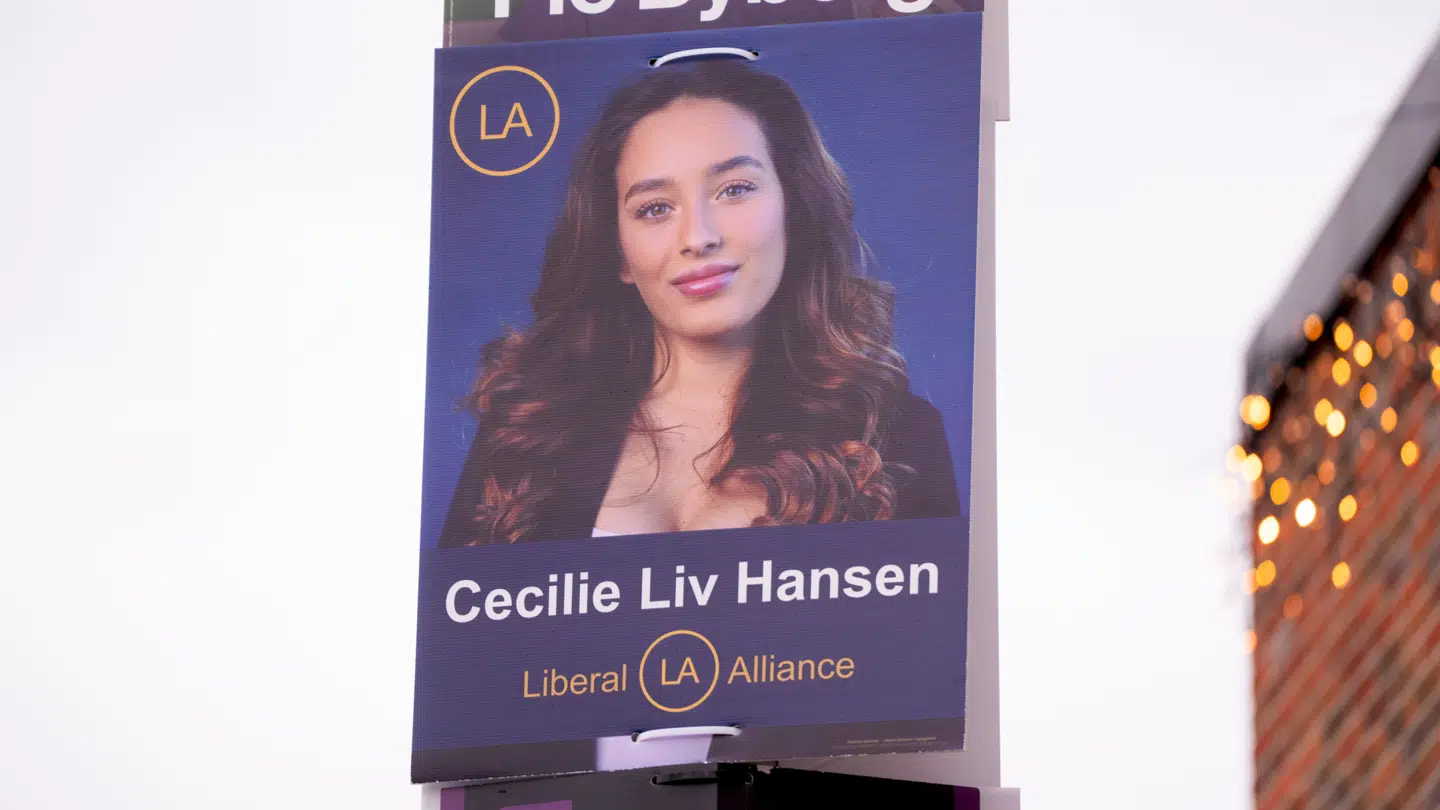 Cecilie Liv Hansen blev lørdag ekskluderet fra Liberal Alliances folketingsgruppe. Hun står dog stadig til at tjene godt.