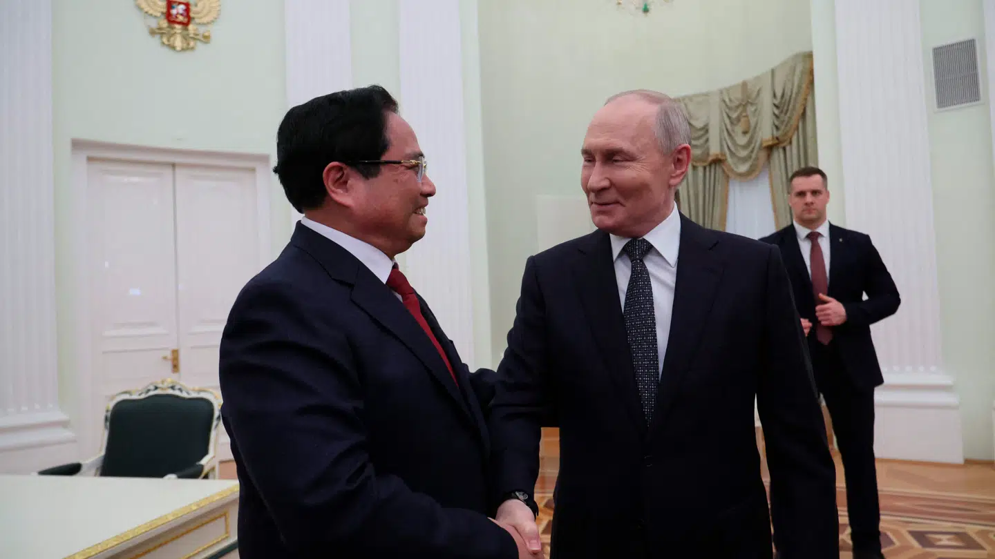 Ruslands præsident Vladimir Putin byder Vietnams premierminister, Pham Minh Chinh, velkommen under deres møde i Kreml i Moskva den 25. marts 2026.