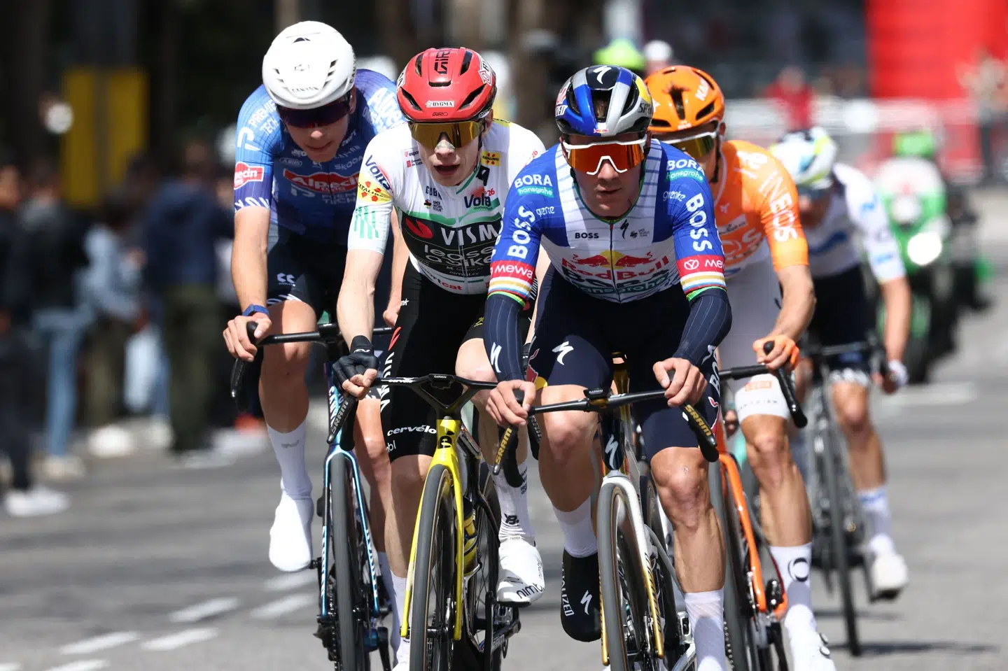 Jonas Vingegaard (med rød hjelm) forcerede den stejle Montjuic-stigning hele syv gange på søndagens etape i og omkring Barcelona.