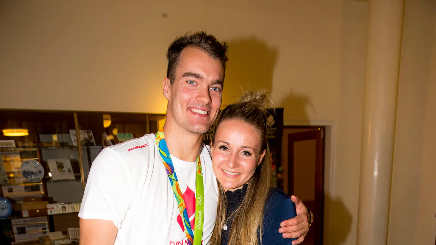 Parret i omfavnelse efter håndboldherrernes OL-guld i 2016.