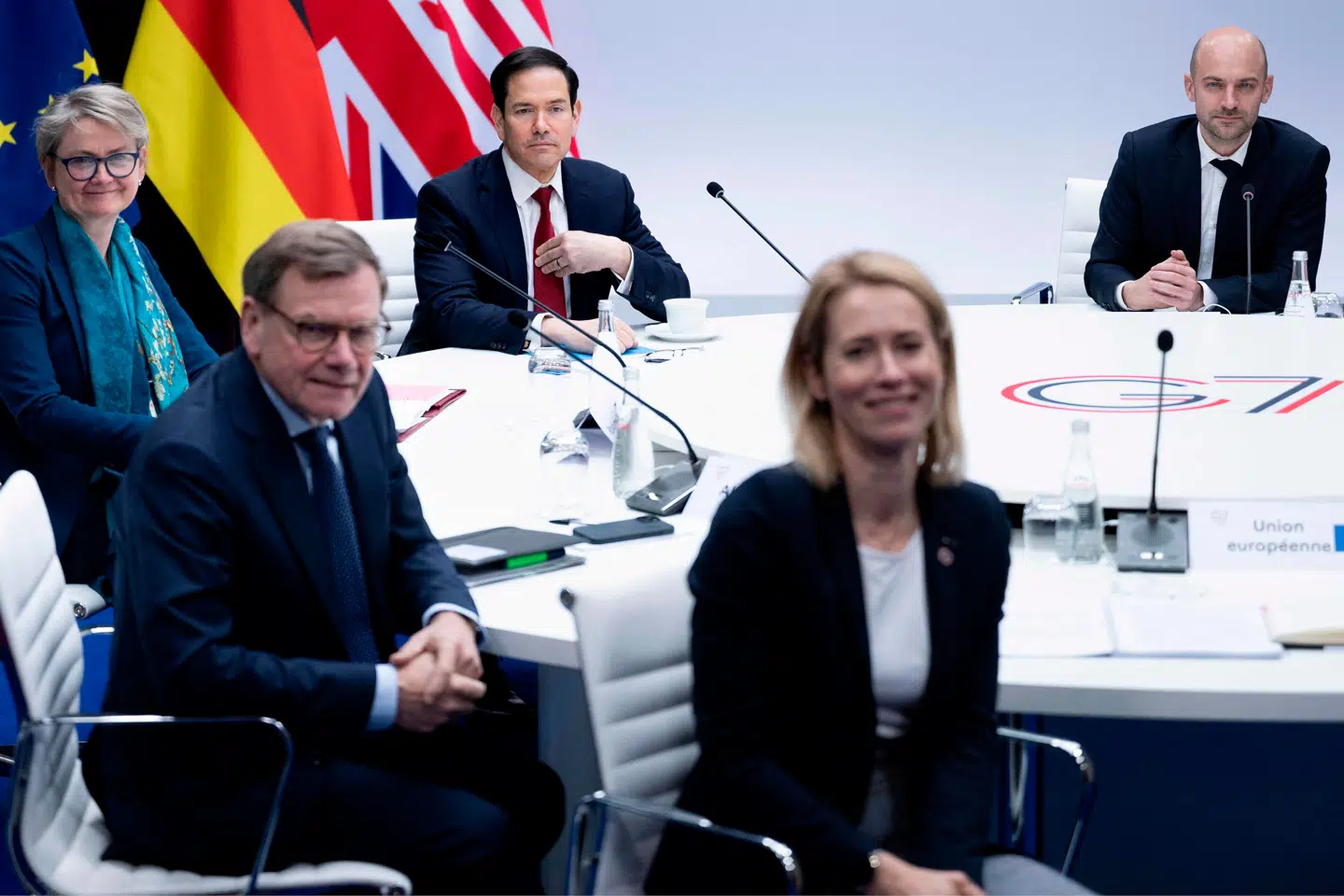 USAs udenrigsminister, Marco Rubio (i midten med rødt slips), og EUs udenrigschef, Kaja Kallas (forrest) krydsede klinger under fredagens G7-møde.