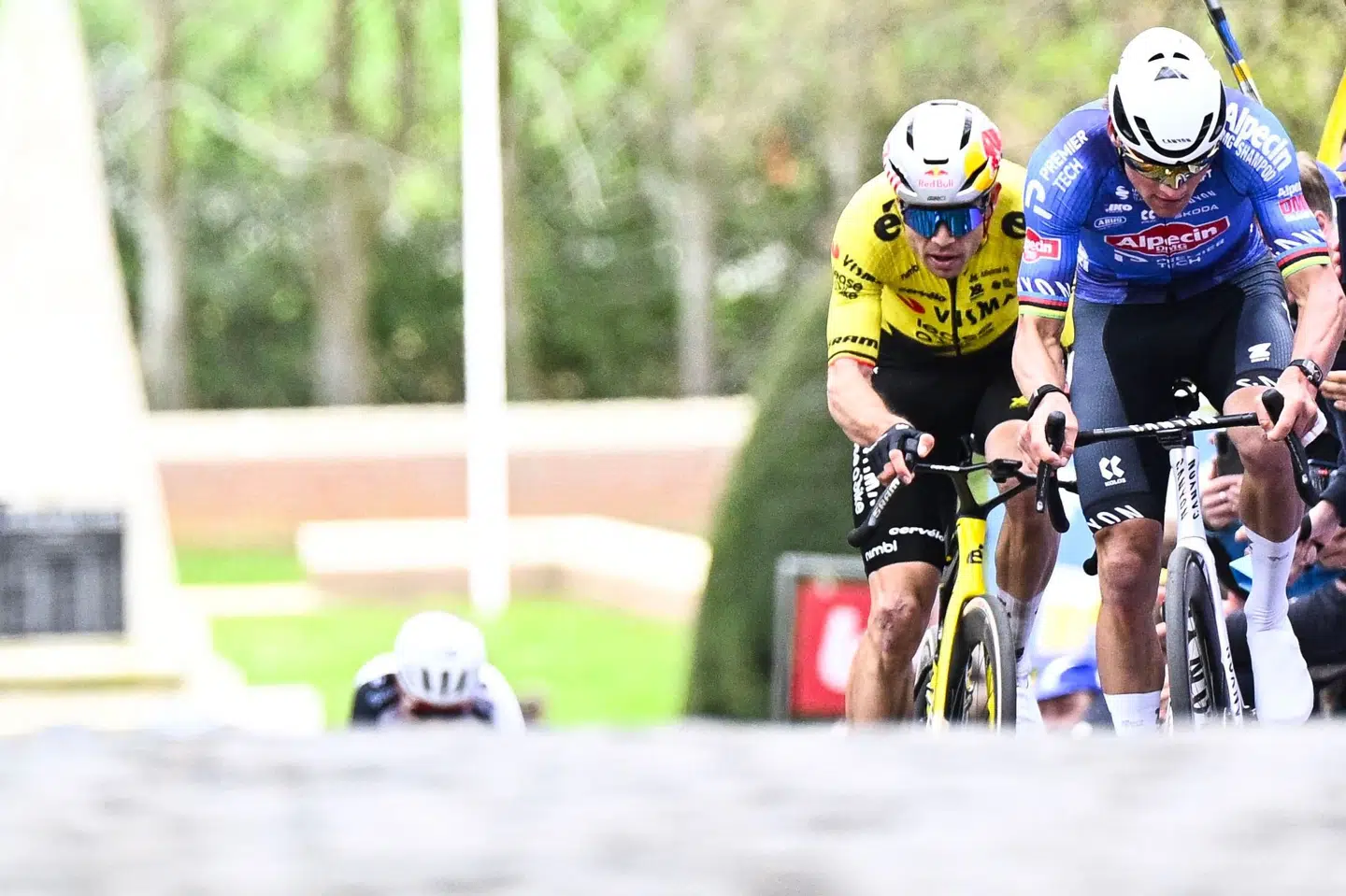 Wout van Aert (i gult) og Mathieu van der Poel kæmpede længe om sejren i flamsk klassiker, men det endte med en massespurt og en sejr til Jasper Philipsen.