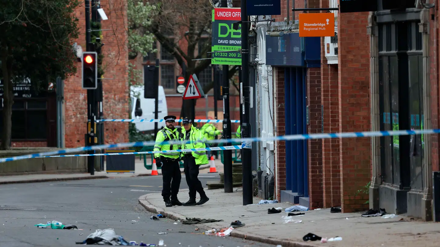 Området i den engelske by er afspærret efter hændelsen, hvor politiet søndag arbejder.