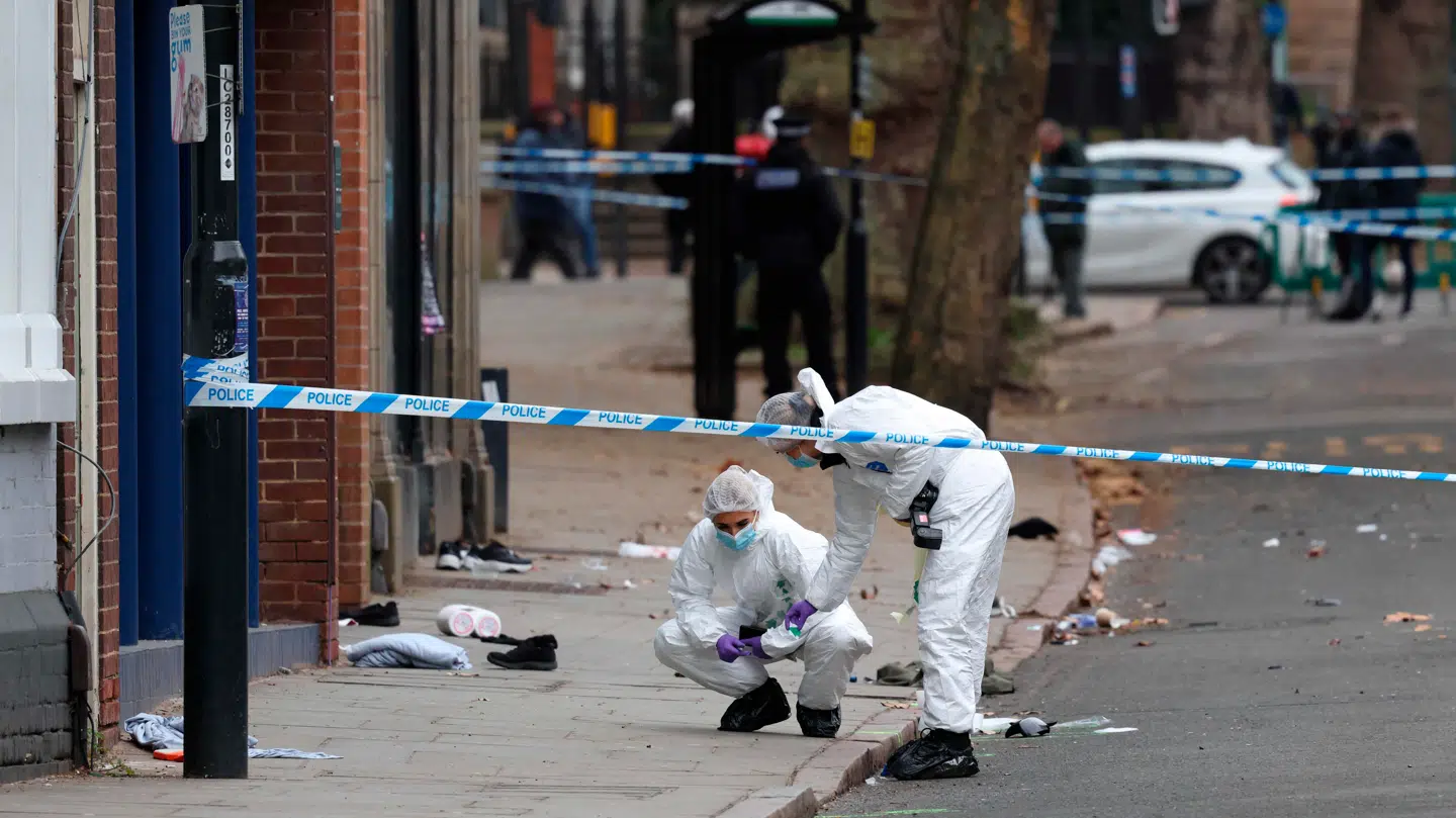 Også kriminalteknikere fra politiet arbejder på stedet.