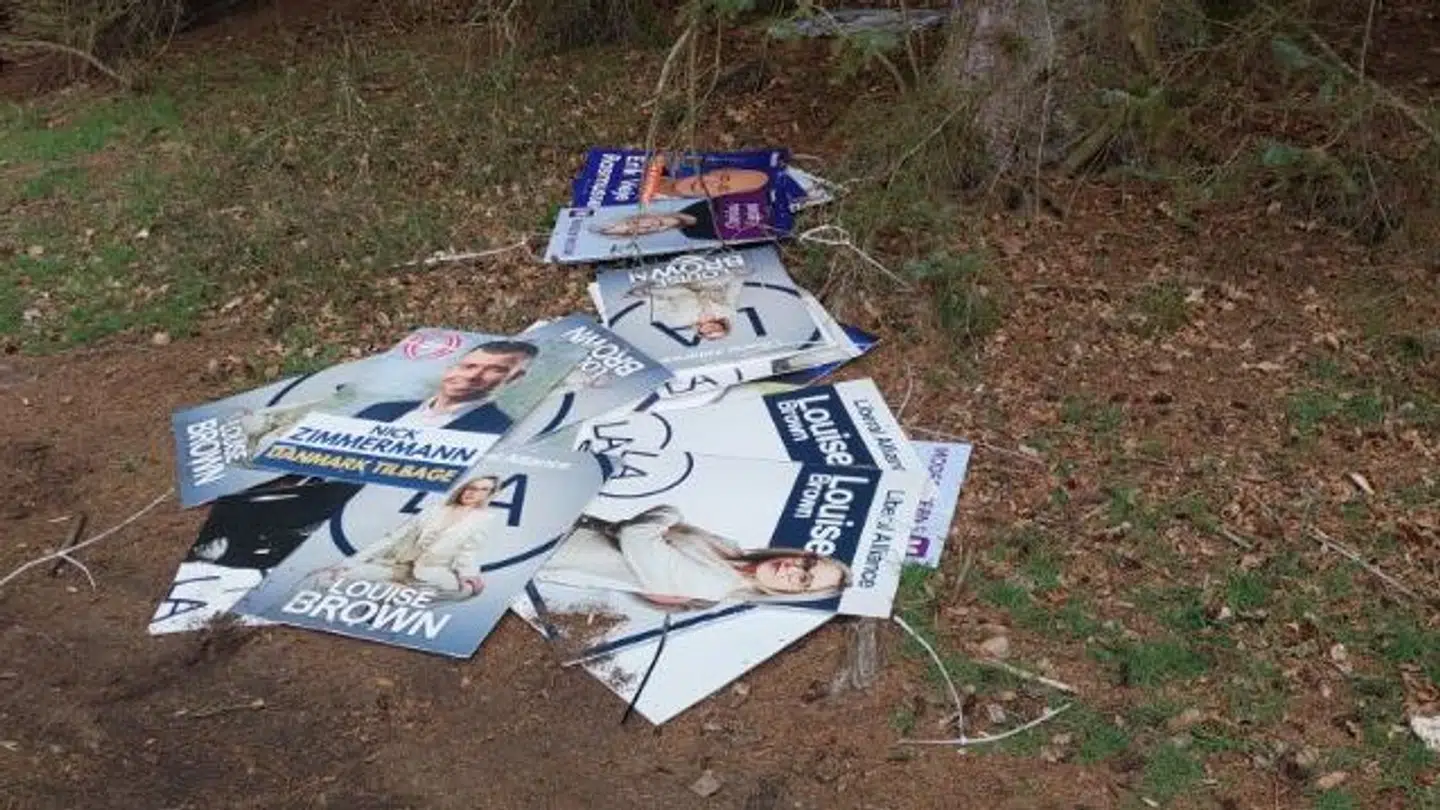Valgplakater smidt i en skov ved Hammel i Østjylland.