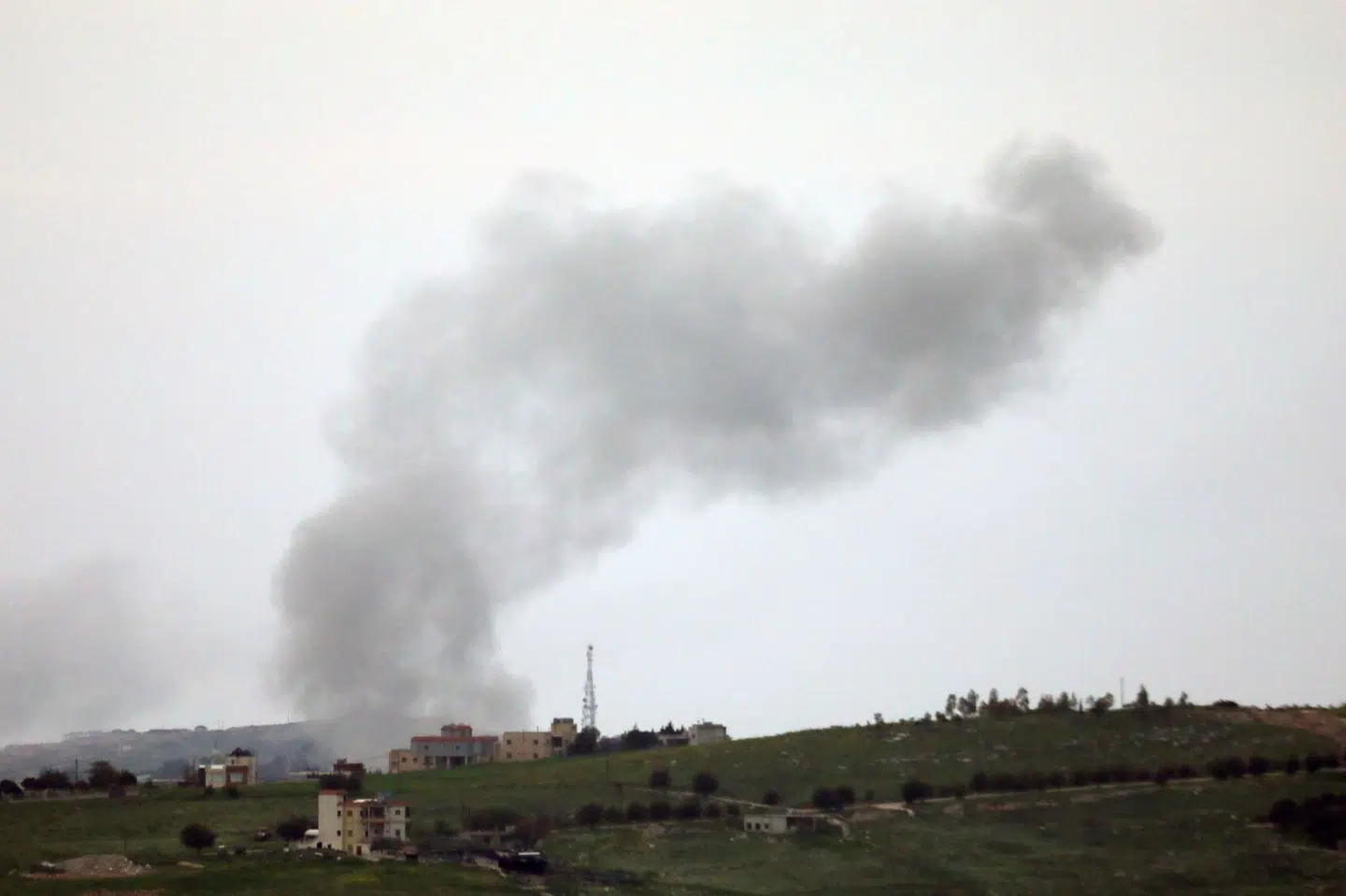 Røg stiger op efter et israelsk angreb i det sydlige Libanon lørdag.