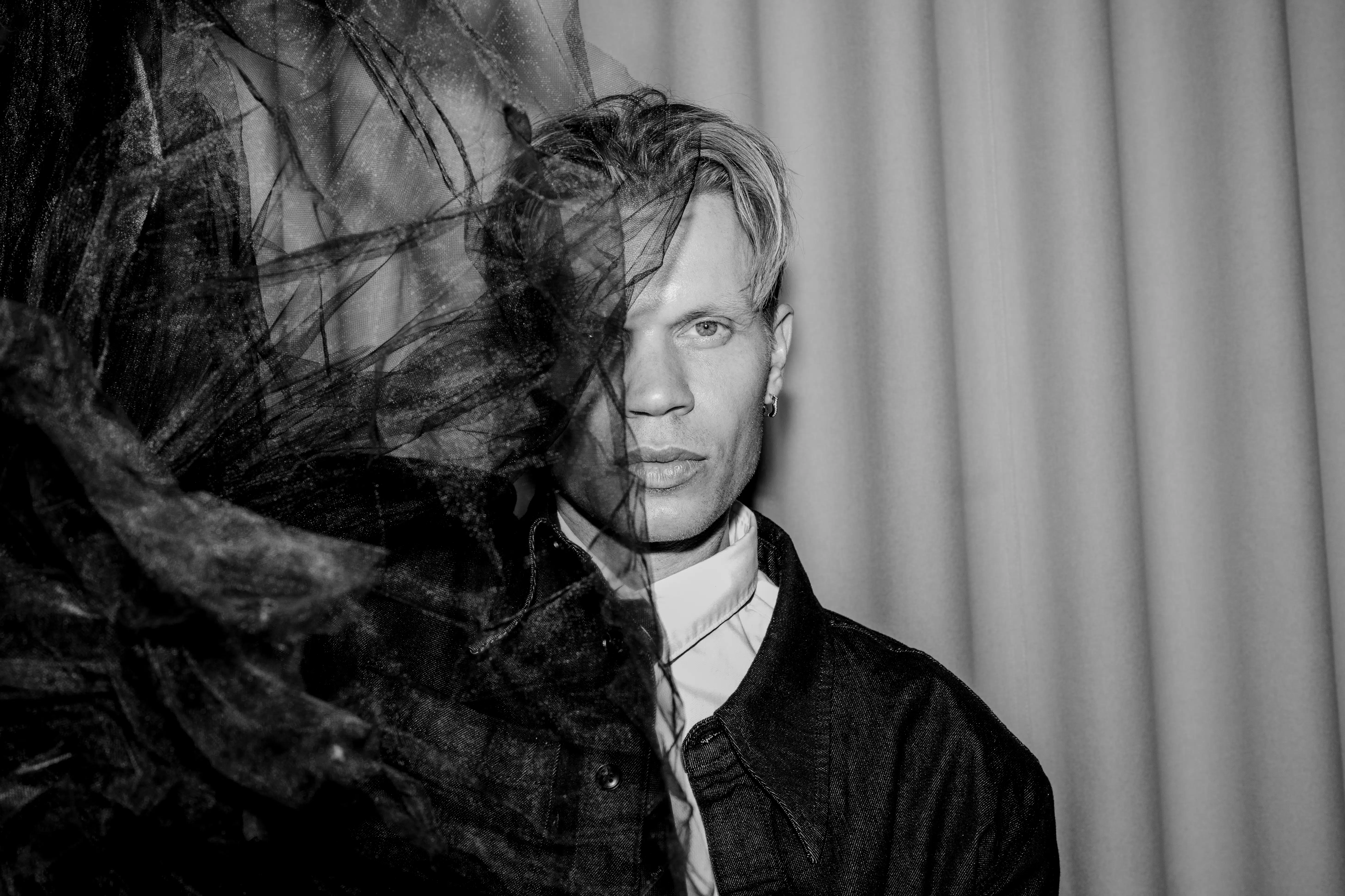 Han vidste godt, at kjolen ville blive bemærket. Men det, der skete efter, havde han ikke drømt om