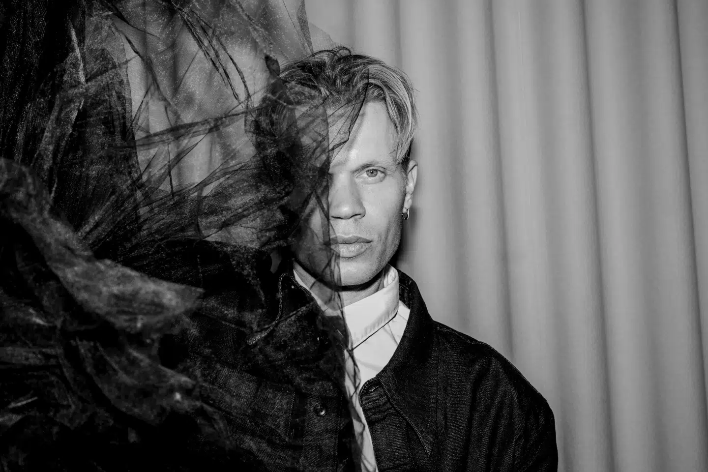 »Jeg kan godt mærke, når jeg rammer noget, jeg er stolt af eller tilfreds med, men jeg gør virkelig meget ud af ikke at repetere mig selv. Det kreative kommer netop af, at man tør smadre det, der virker,« siger designer Soeren Le Schmidt.