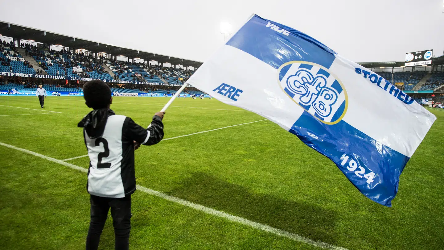 'Forud for næste hjemmekamp på Blue Water Arena, vil vi kort før kampstart ære Verner Beck med et minuts klapsalver,' skriver klubben i et opslag på X.