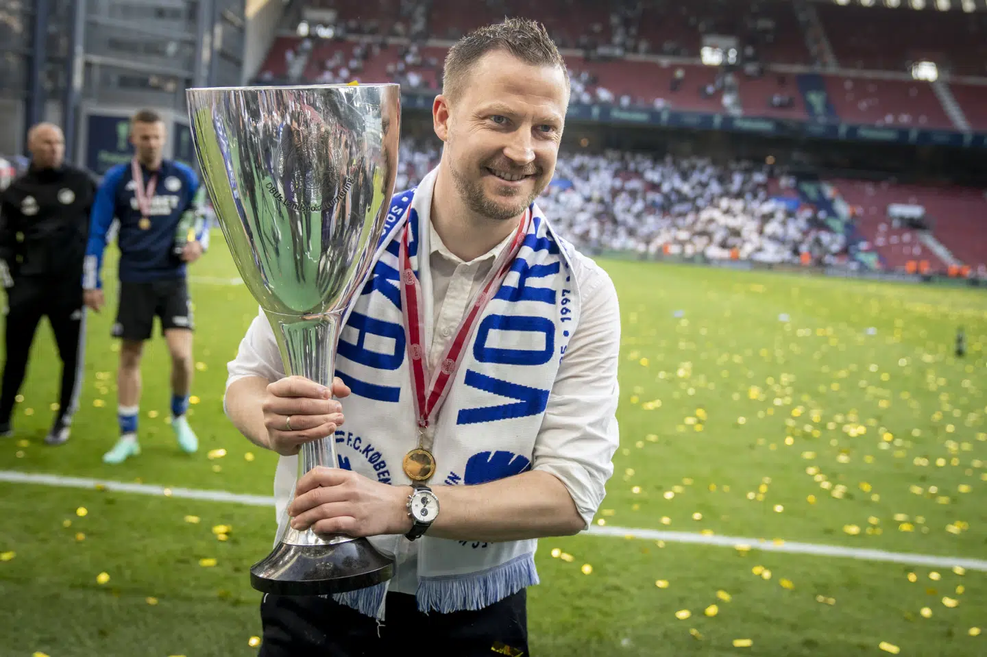 Jacob Neestrup fejrer sejren over AaB i pokalfinalen i 2023. Det var det første af fire trofæer, som han hjemførte i knap tre sæsoner som FCK-træner. (Arkivfoto).
