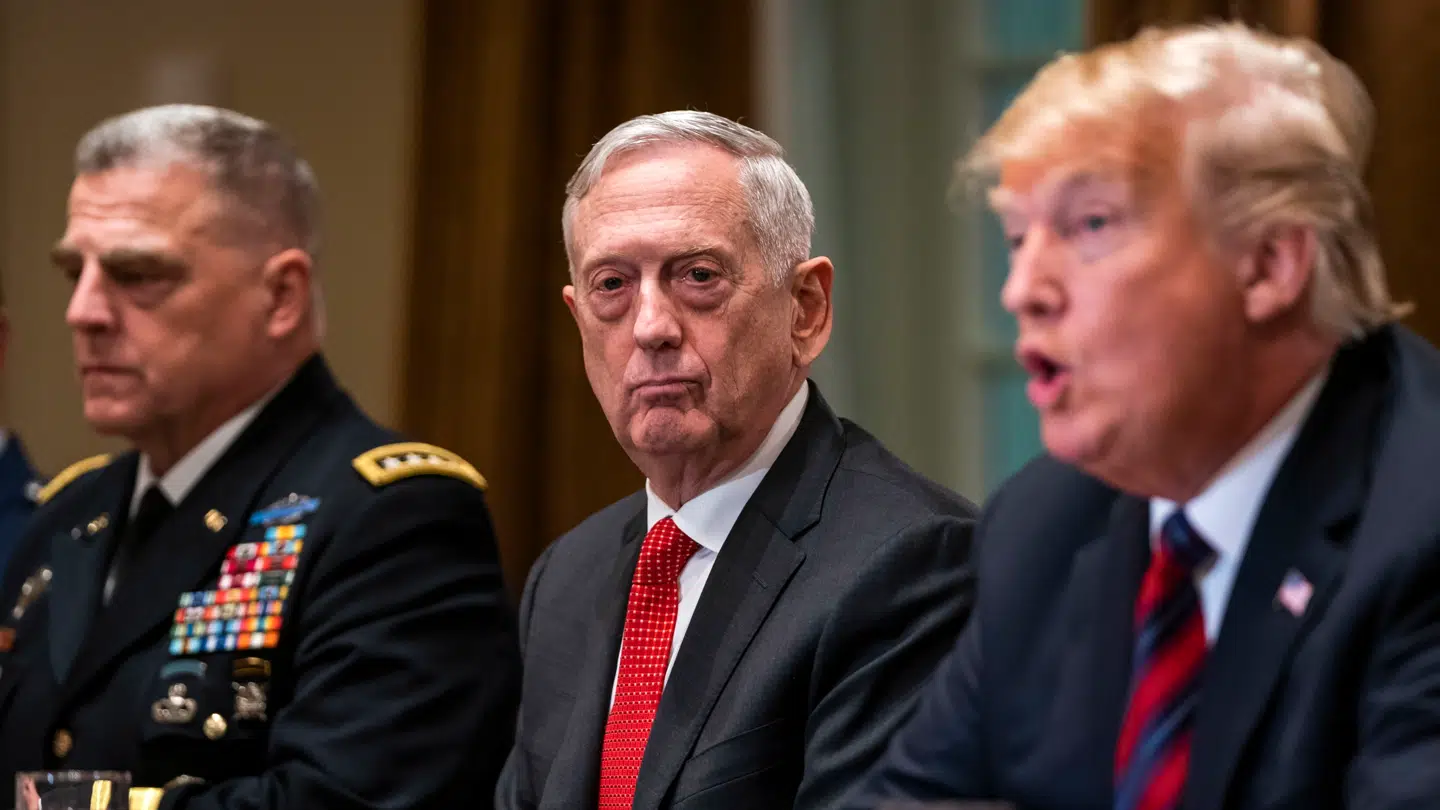 Daværende forsvarsminister James Mattis (i midten) side om side med Donald Trump tilbage i 2018.