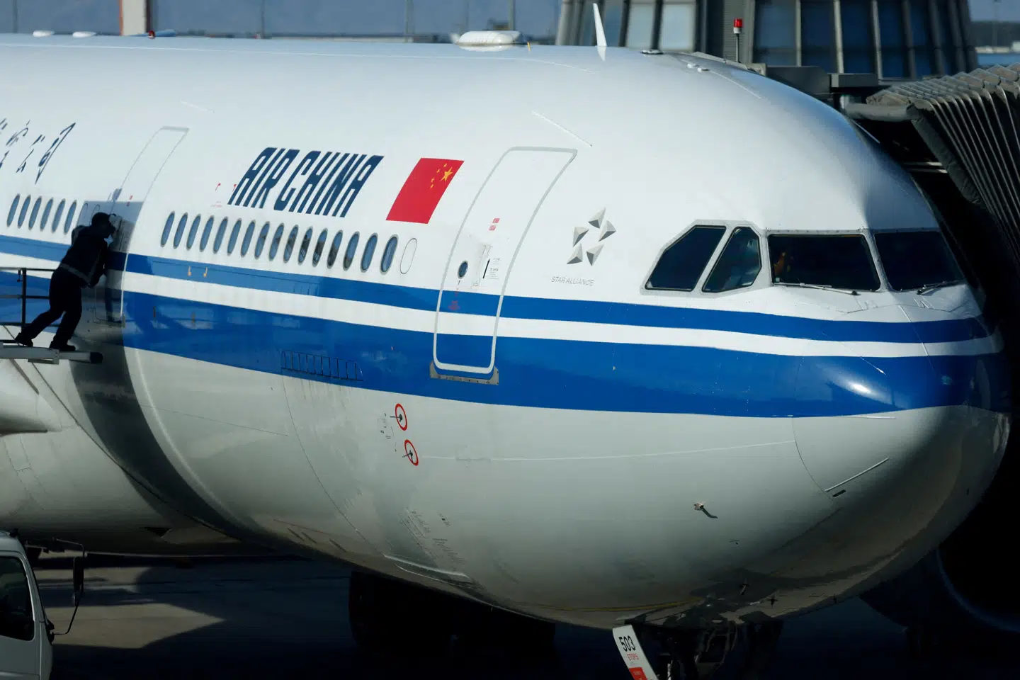 Et fly fra Air China ses i kinesiske Beijing i 2023. Efter flere års pause letter et fly fra selskabet fra Beijing klokken 02.05 natten til mandag dansk tid med kurs mod Nordkorea. (Arkivfoto).