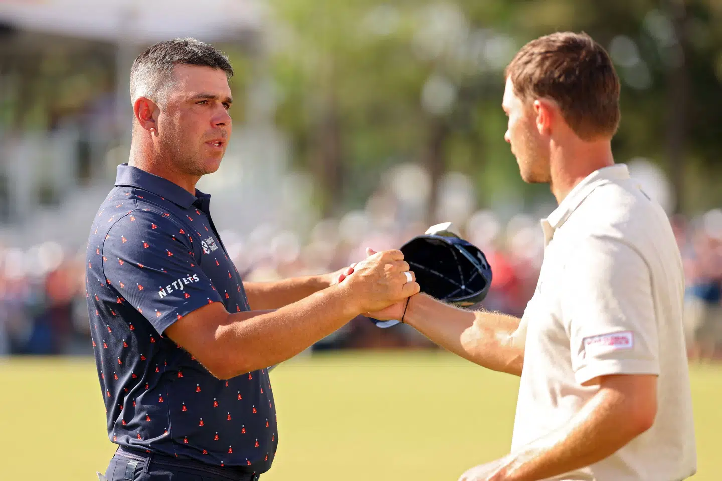 Nicolai Højgaard (til højre) lykønsker Gary Woodland (til venstre), som netop har vundet Houston Open foran danskeren.