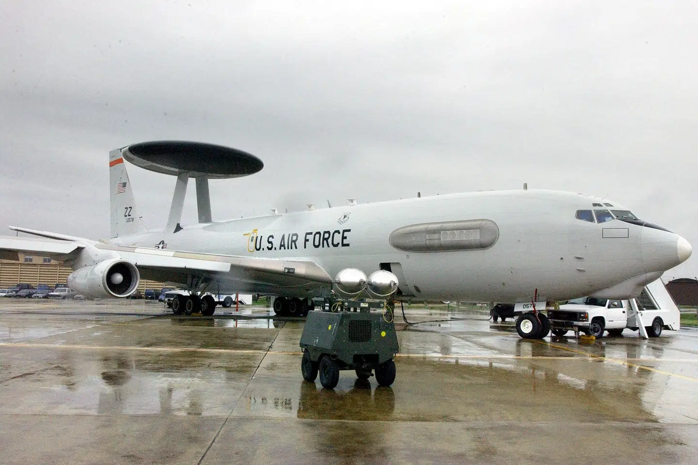 Et amerikansk overvågningsfly af typen E-3 Sentry ses efter landing på amerikansk base i sydkoreanske Osan i juni 2003. Billeder viser, at et fly af samme type er blevet ødelagt på base i Saudi-Arabien, skriver flere medier. (Arkivfoto).