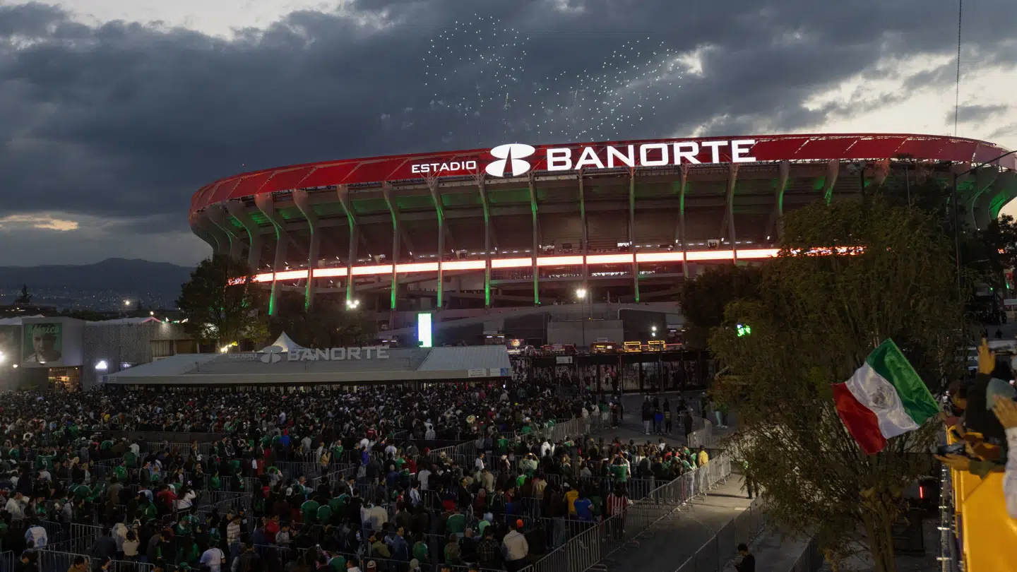Fans, der strømmer ind på stadion lørdag aften.