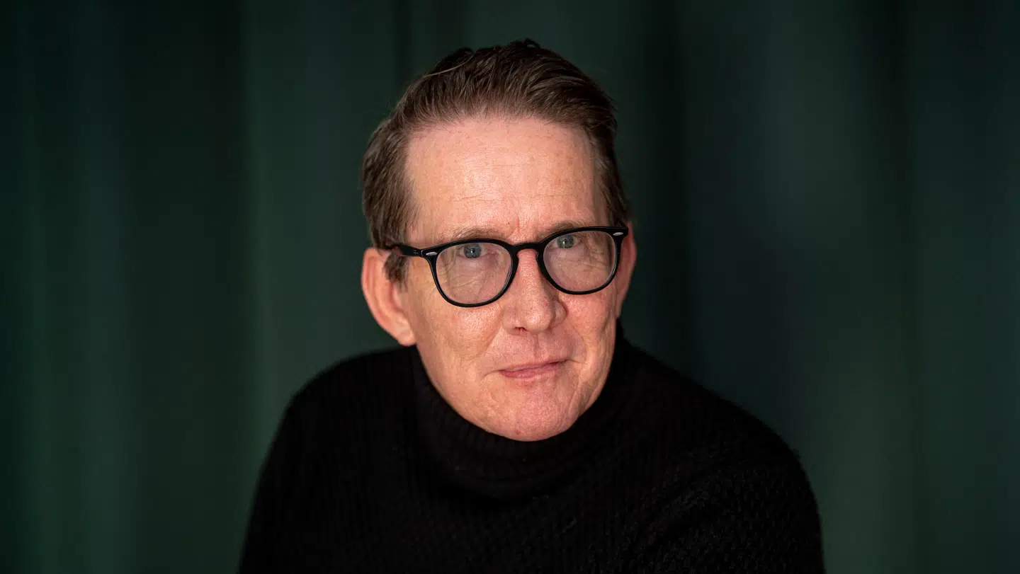 Thomas Bo Larsen viser sin nye kæreste frem.