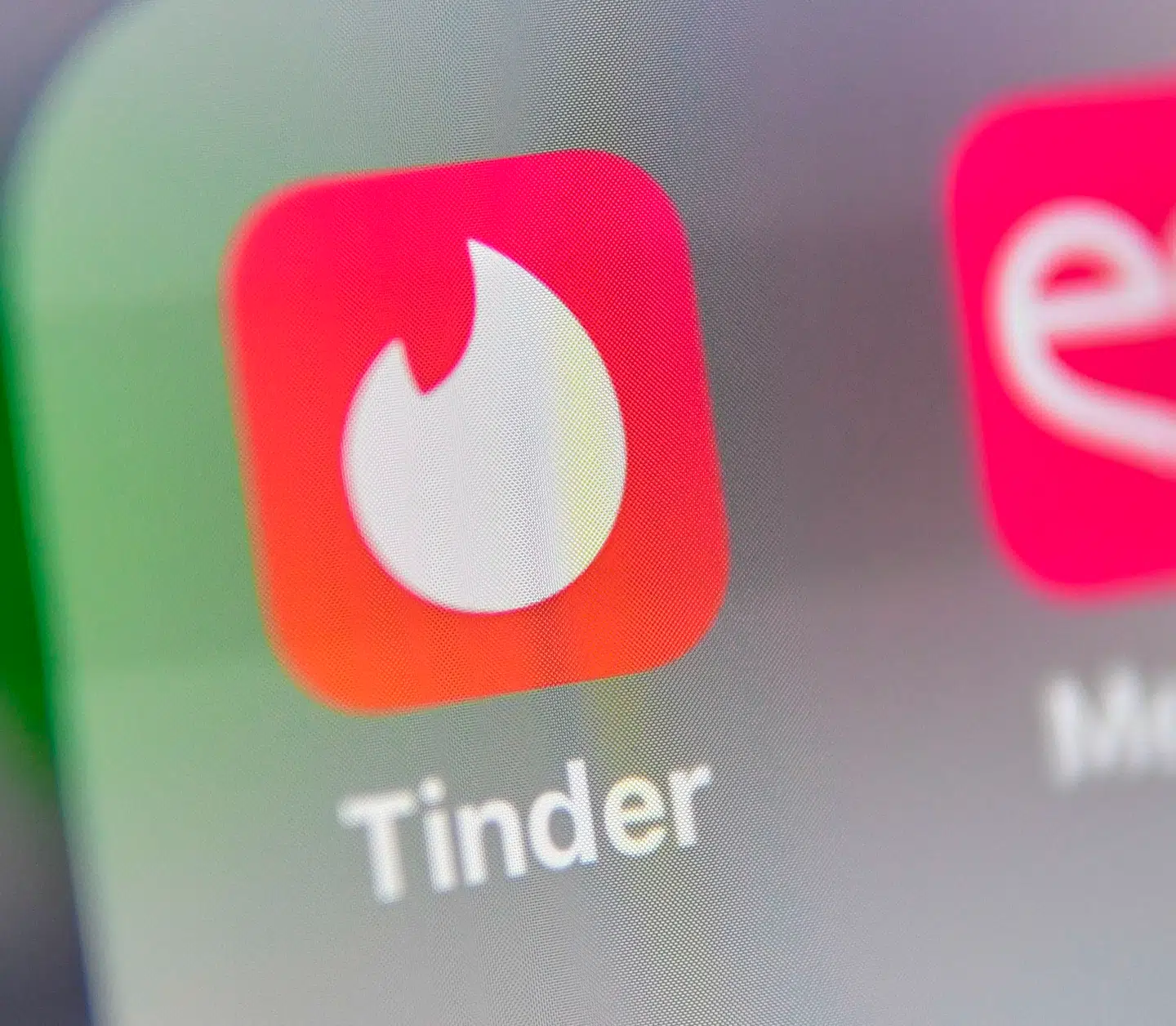 Visse mønstre går igen, når vi vælger billeder til Tinder, og særligt én accessory dominerer.